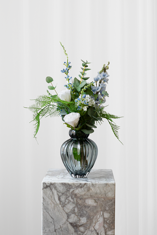kunstig buket med grønne eukalyptus grene og hvid hortensia