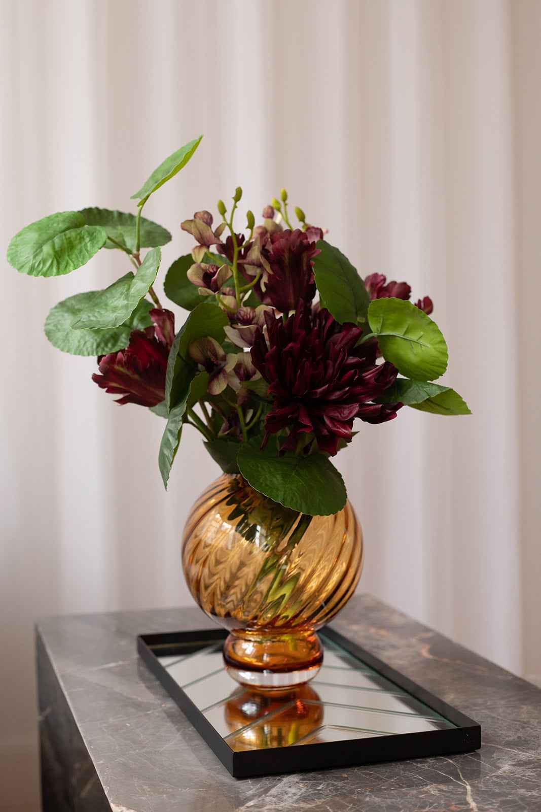 Shop looket - Meadow vase amber og Herringbone bakke