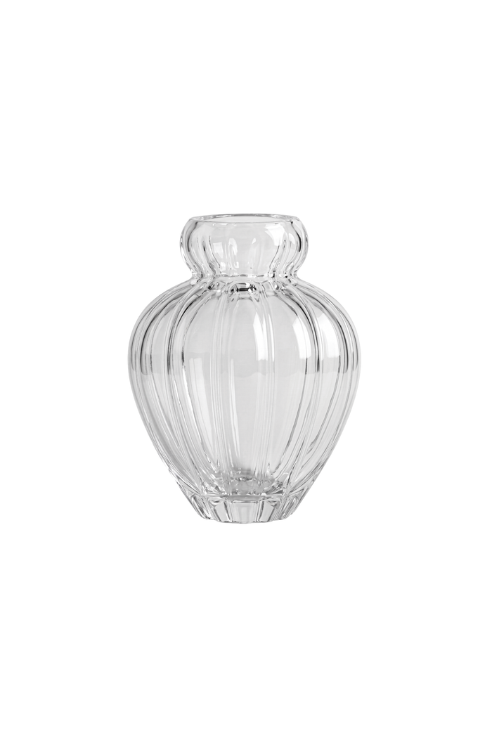 Audrey vasen i lille i klar glas. Vasen er mundblæst i Europa og er karakteriseret af sin elegante form med linjer. Vasen er fra Specktrum.