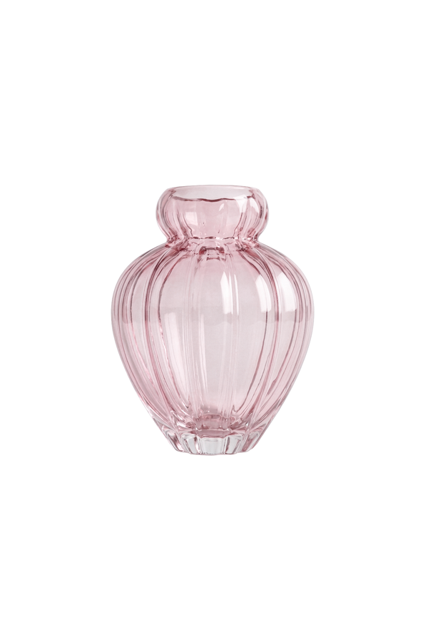 Audrey vasen i lille i rosa farvet glas. Vasen er mundblæst i Europa og er karakteriseret af sin elegante form med linjer. Vasen er fra Specktrum.