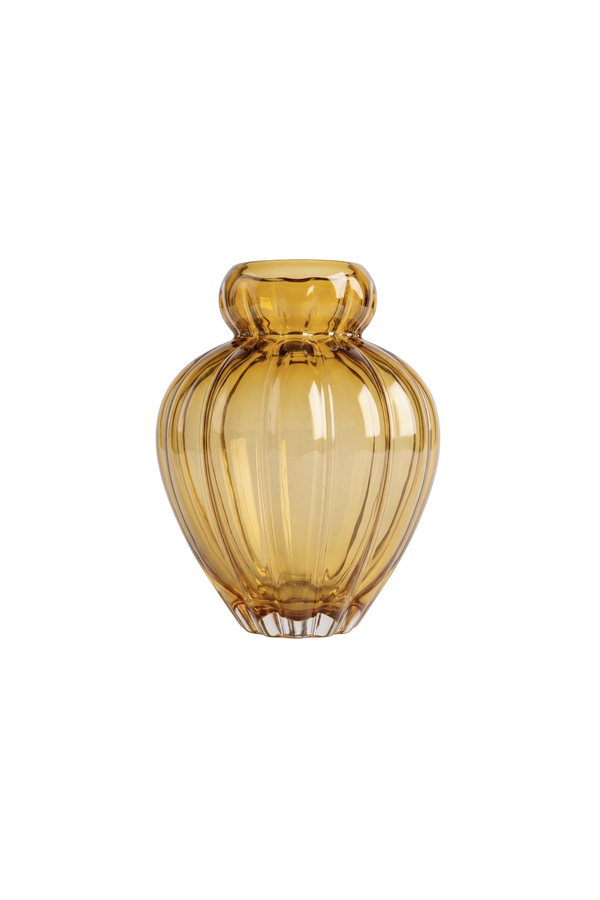 Audrey vasen i lille i saffron farvet glas. Vasen er mundblæst i Europa og er karakteriseret af sin elegante form med linjer. Vasen er fra Specktrum.