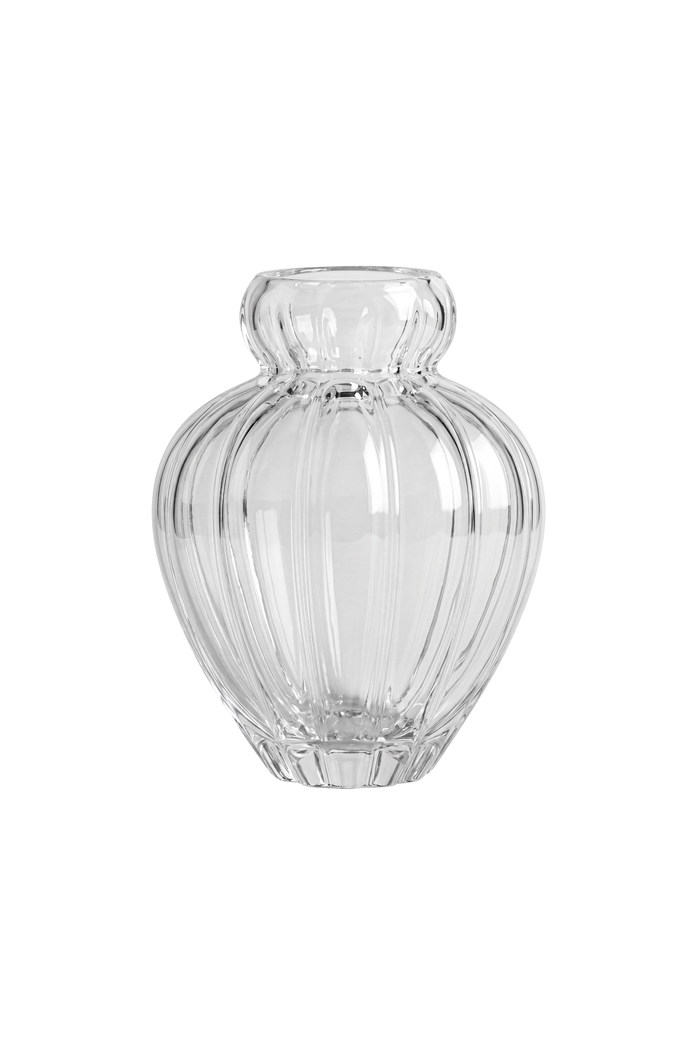 Audrey vasen i mellem i klar glas. Vasen er mundblæst i Europa og er karakteriseret af sin elegante form med linjer. Vasen er fra Specktrum.