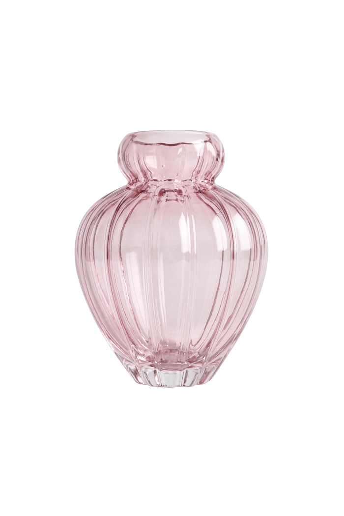 Audrey vasen i mellem i rosa farvet glas. Vasen er mundblæst i Europa og er karakteriseret af sin elegante form med linjer. Vasen er fra Specktrum.