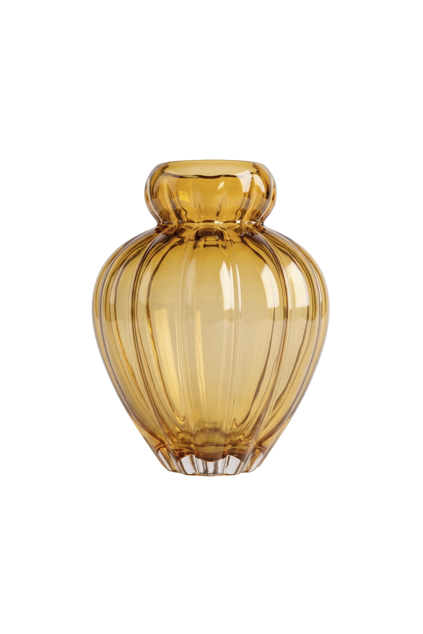 Audrey vasen i mellem i saffron farvet glas. Vasen er mundblæst i Europa og er karakteriseret af sin elegante form med linjer. Vasen er fra Specktrum.
