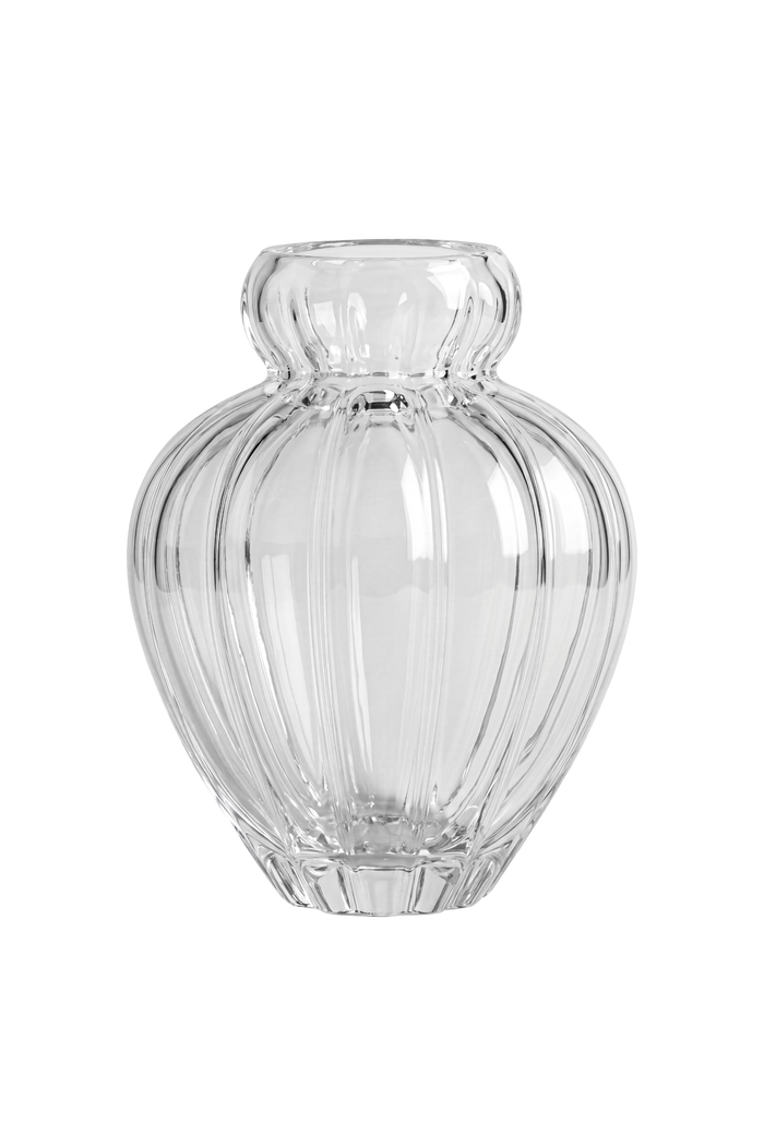 Audrey vasen i stor i klar glas. Vasen er mundblæst i Europa og er karakteriseret af sin elegante form med linjer. Vasen er fra Specktrum.
