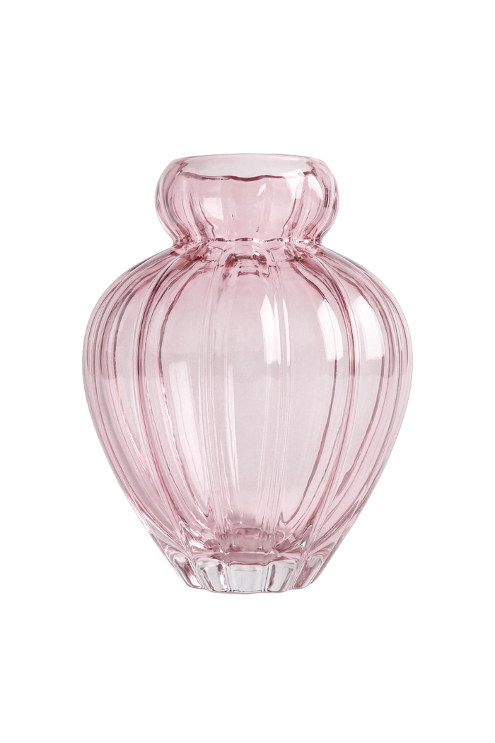 Audrey vasen i stor i rosa farvet glas. Vasen er mundblæst i Europa og er karakteriseret af sin elegante form med linjer. Vasen er fra Specktrum.