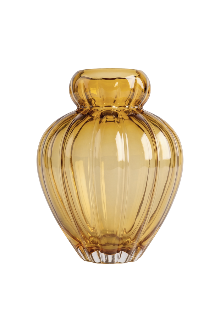 Audrey vasen i stor i saffron farvet glas. Vasen er mundblæst i Europa og er karakteriseret af sin elegante form med linjer. Vasen er fra Specktrum.