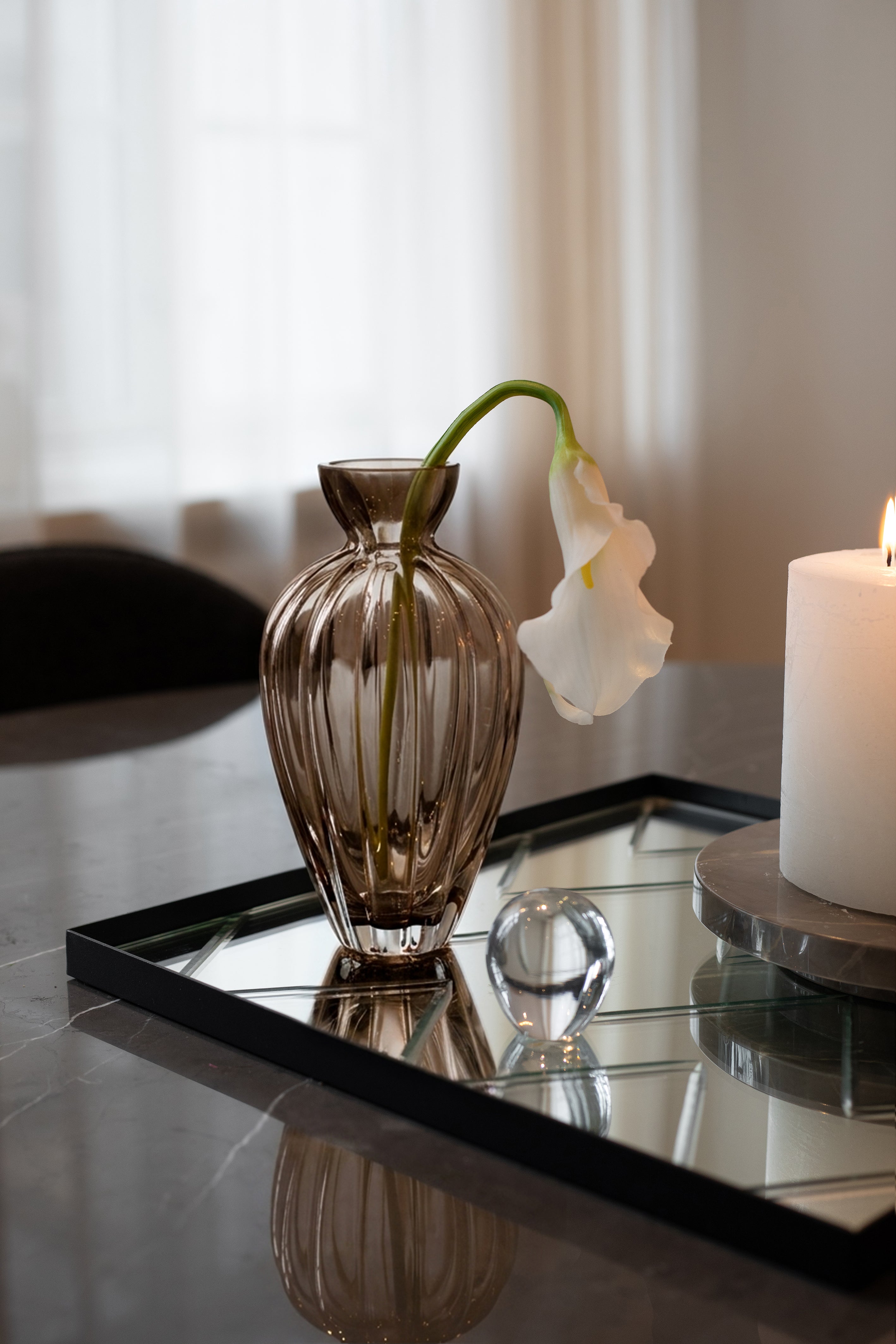 Audrey karaffel brugt som vase med blomst i.
