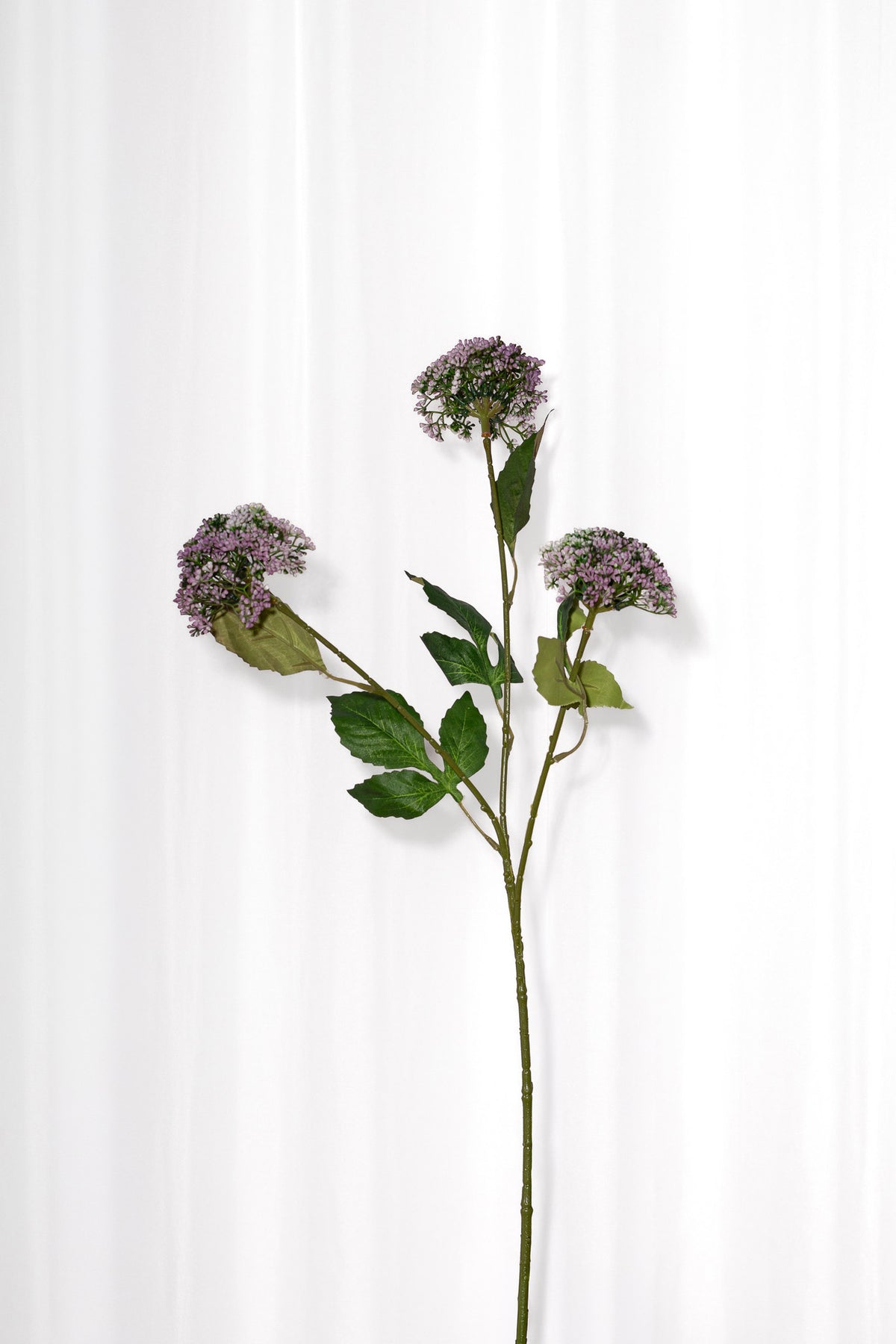 Kunstig bærgren med tre hoveder med små, lilla blomster. Den naturtro blomsterstilk giver liv til enhver buket.