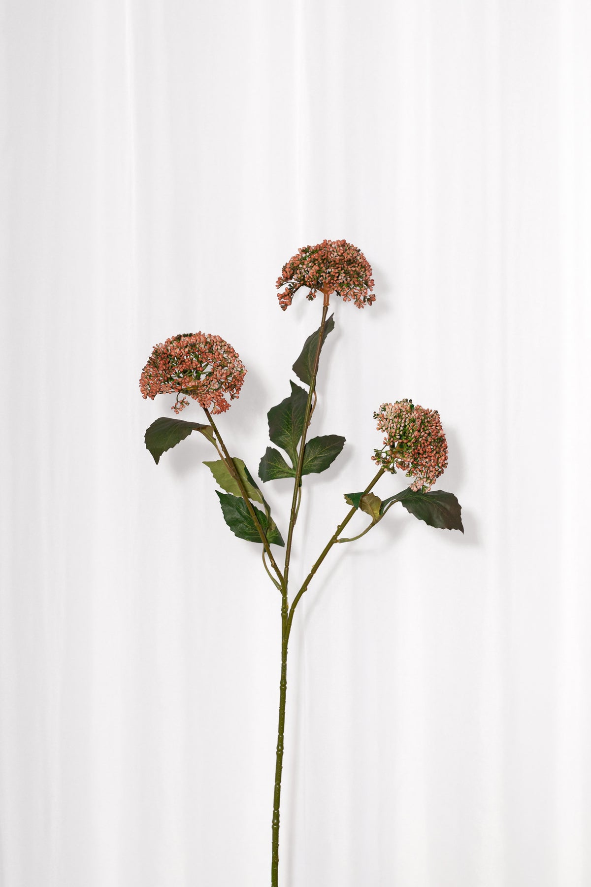 Naturtro, kunstig bærgren i orange. Blomstens 3 runde hoveder giver en livlig og fyldig stilk.