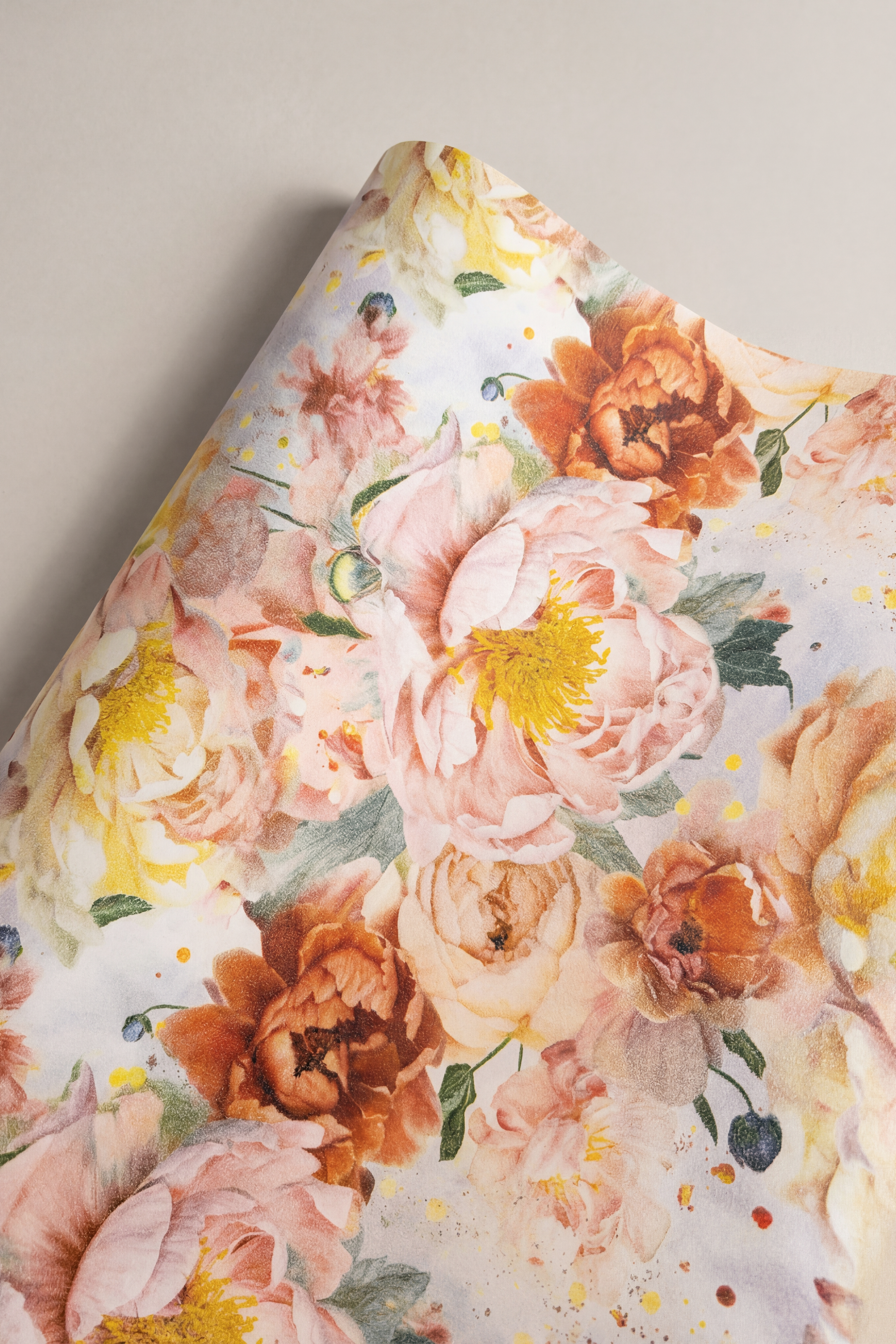 Gavepapir fra Specktrum med blomstret mønster i rosa, lyserøde, røde og gule nuancer. Gavepapiret er inspireret af smukke glansbilleder. 