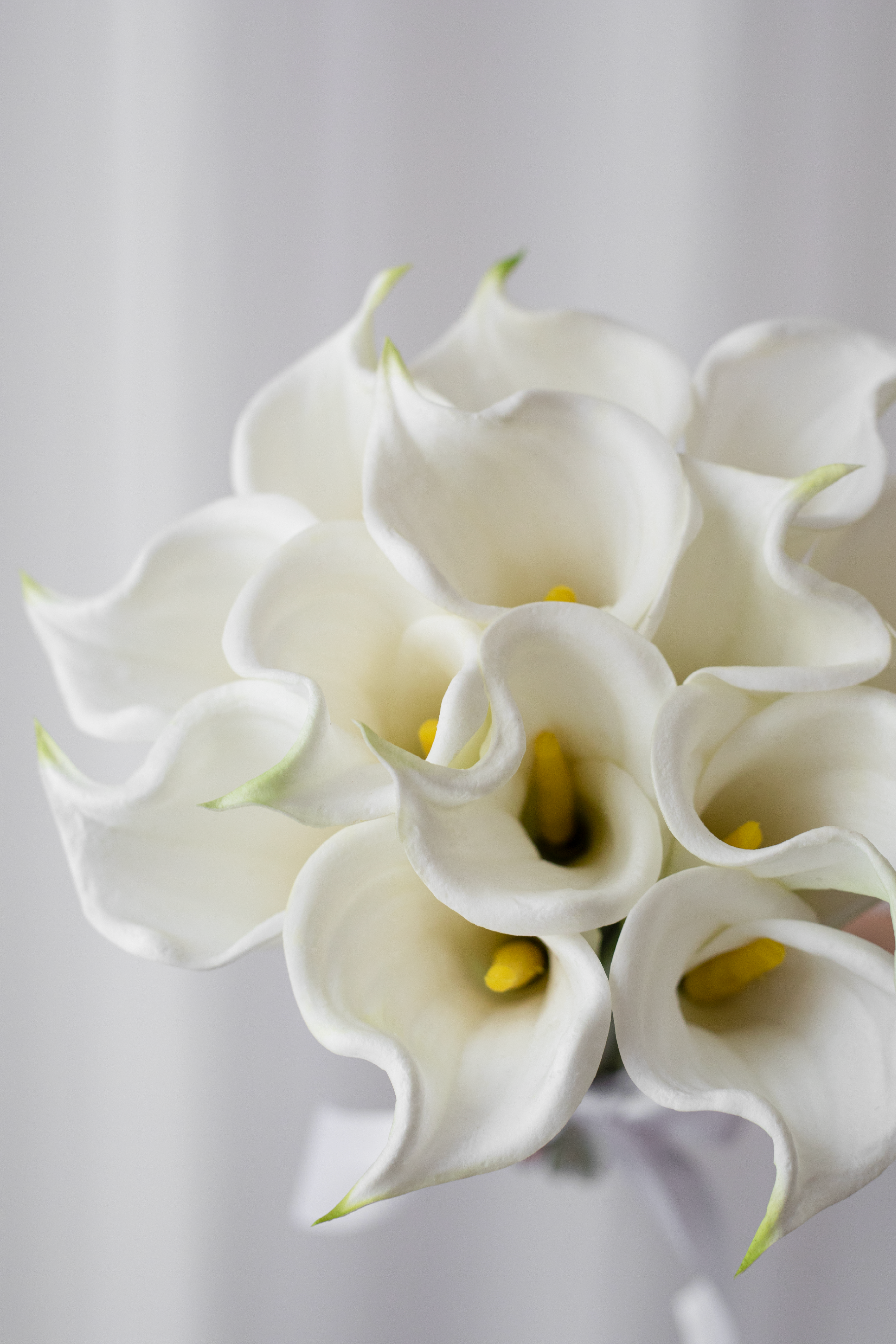 Nærbillede af brudebuket fra Specktrum. Brudebuketten består af skulpturelle hvide liljer, der står smukt i sin enkelthed. 