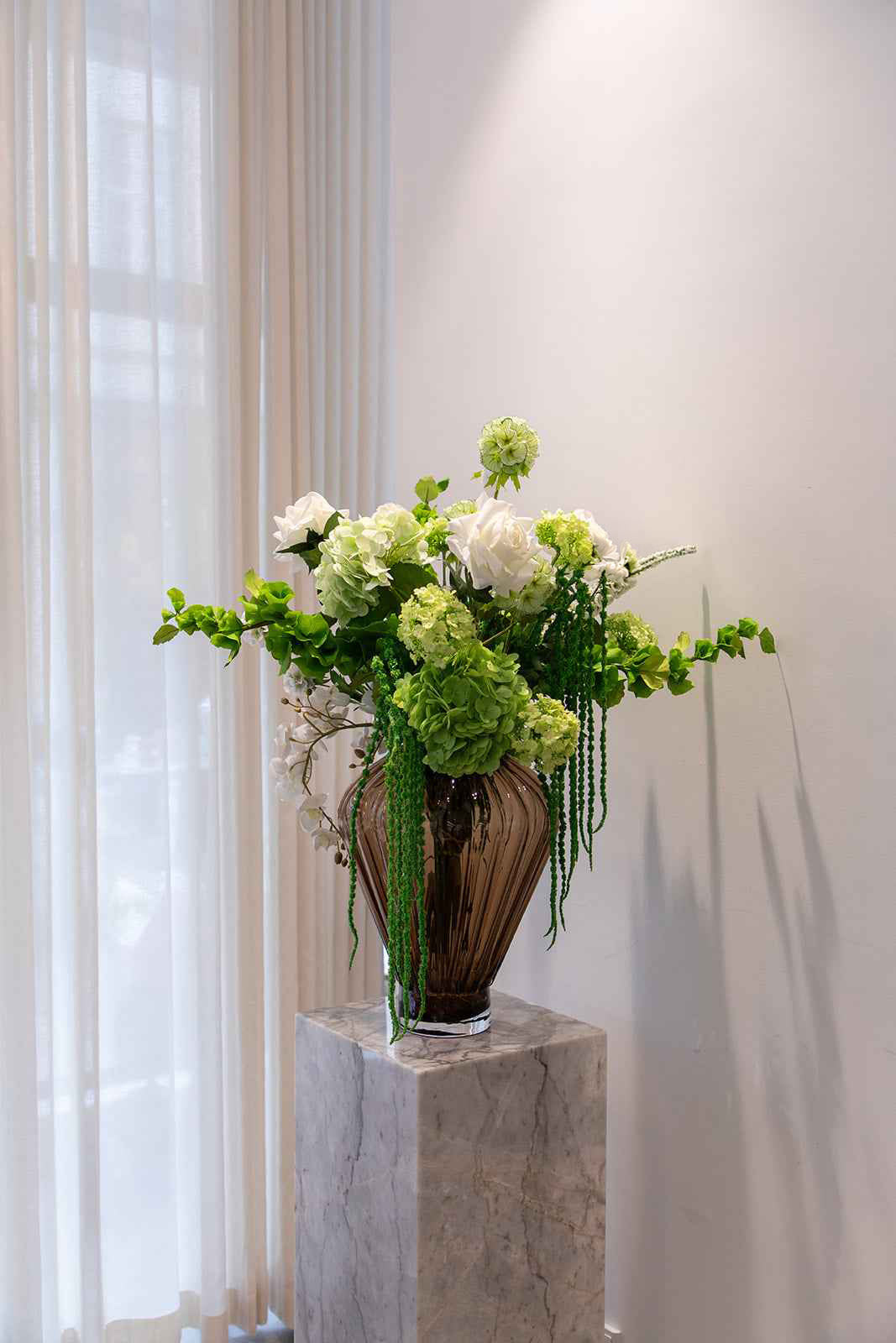 Stor og eksklusiv buket fra Specktrum i hvide og grønne nuancer af kunstige blomster.