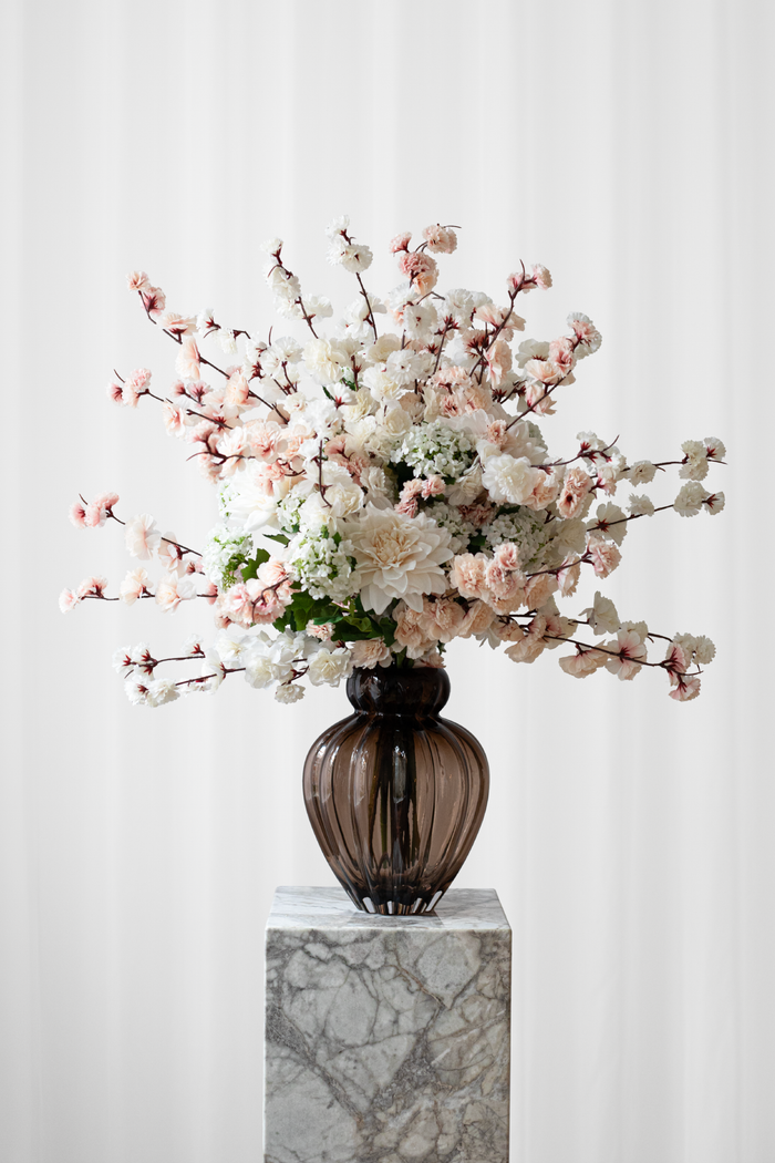 Buket Drømme er skabt af lyse, kunstige blomster med en naturtro finish. 