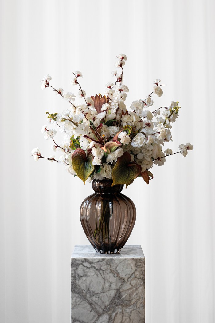 Buket Efterårsglød er en kunstig buket skabt af blomster i efterårets farver, som hvid, beige, rødlige og brune nuancer. Buketten er luftig og let og den perfekte tilføjelse til efterårssæsonen. 