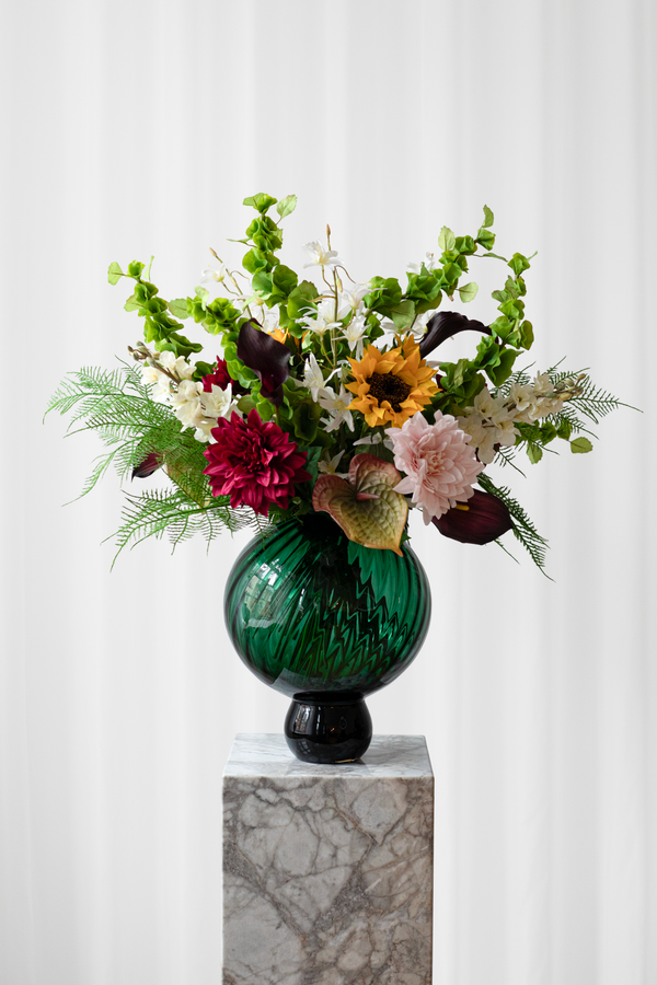 Buket Eventyr er en eventyrlig buket i smukke farver. De kunstige blomster skaber en meget naturtro buket i efterårsfarver som gul, bordeaux, grøn og lyserød. Blomsterne er fra Specktrum. 