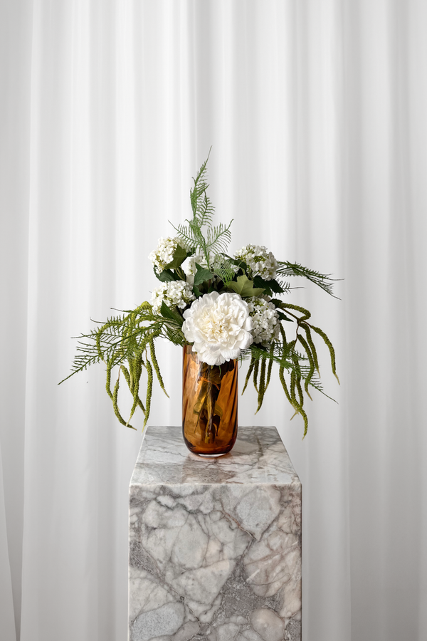 Hvid og grøn buket af naturtro kunstige blomster fra Specktrum. 