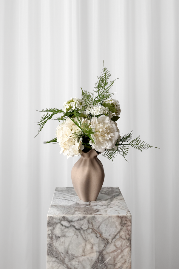 Sommerlig hvid buket stylet i sandfarvet keramikvase fra Specktrum.