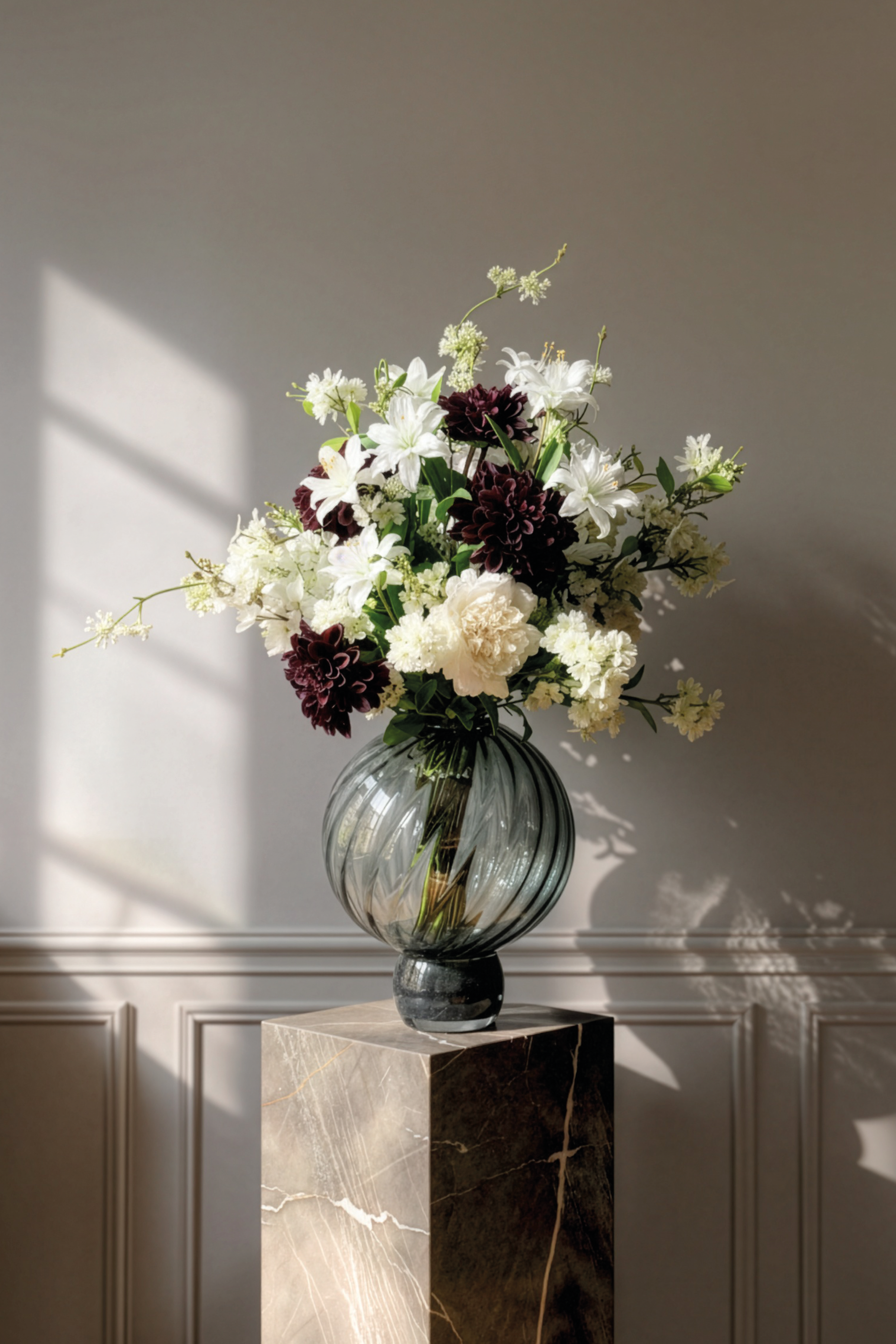 Stor buket i hvide og burgundy nuancer.