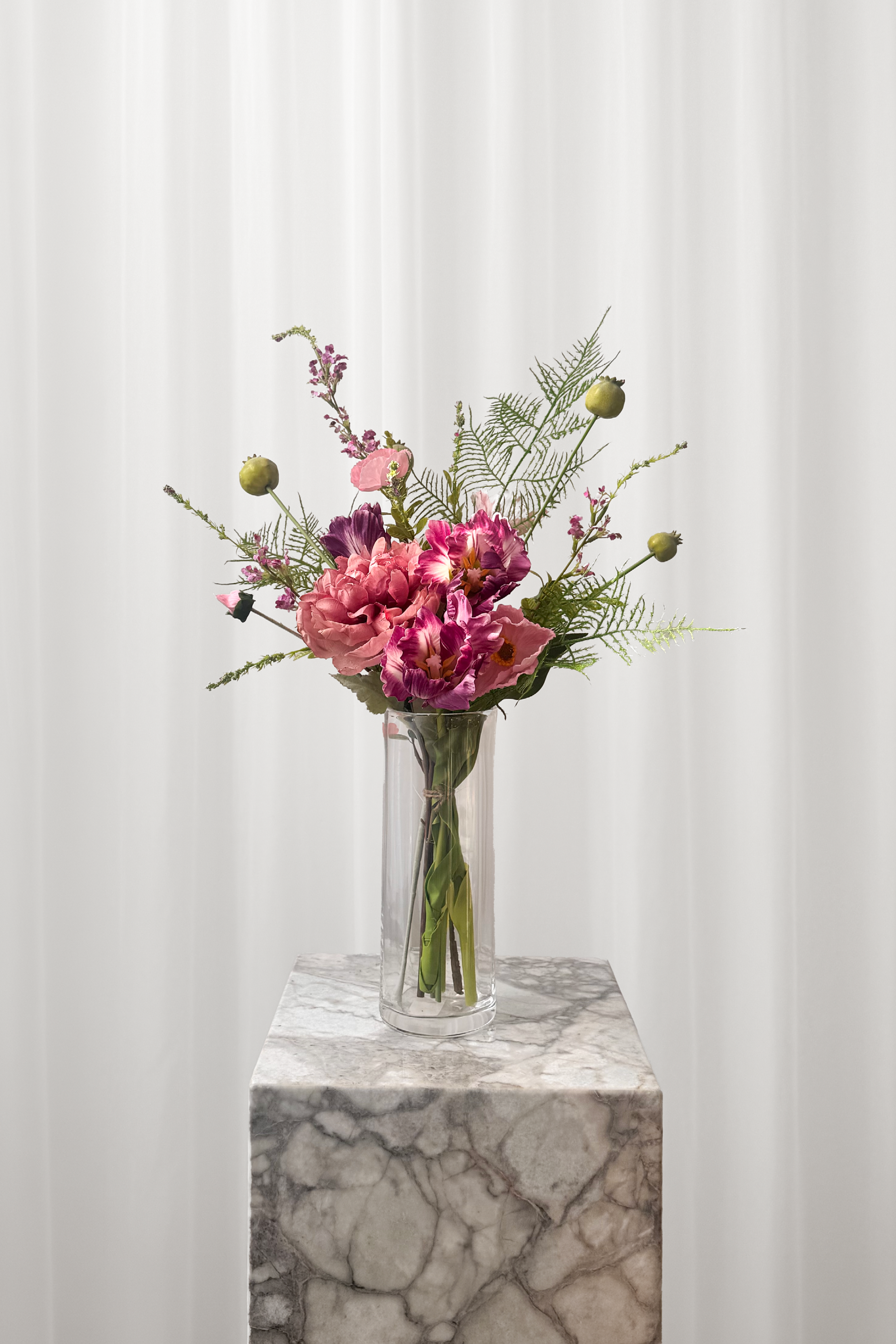 Pink buket med skulpturelle former af kunstige blomster fra Specktrum.