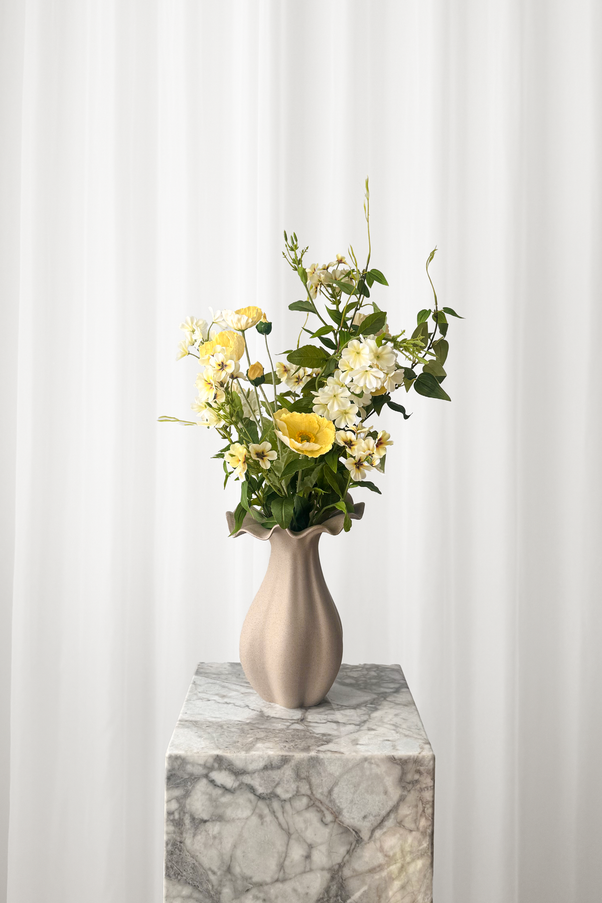 Sommerlig buket i gule nuancer. Naturtro kunstige blomster fra Specktrum.