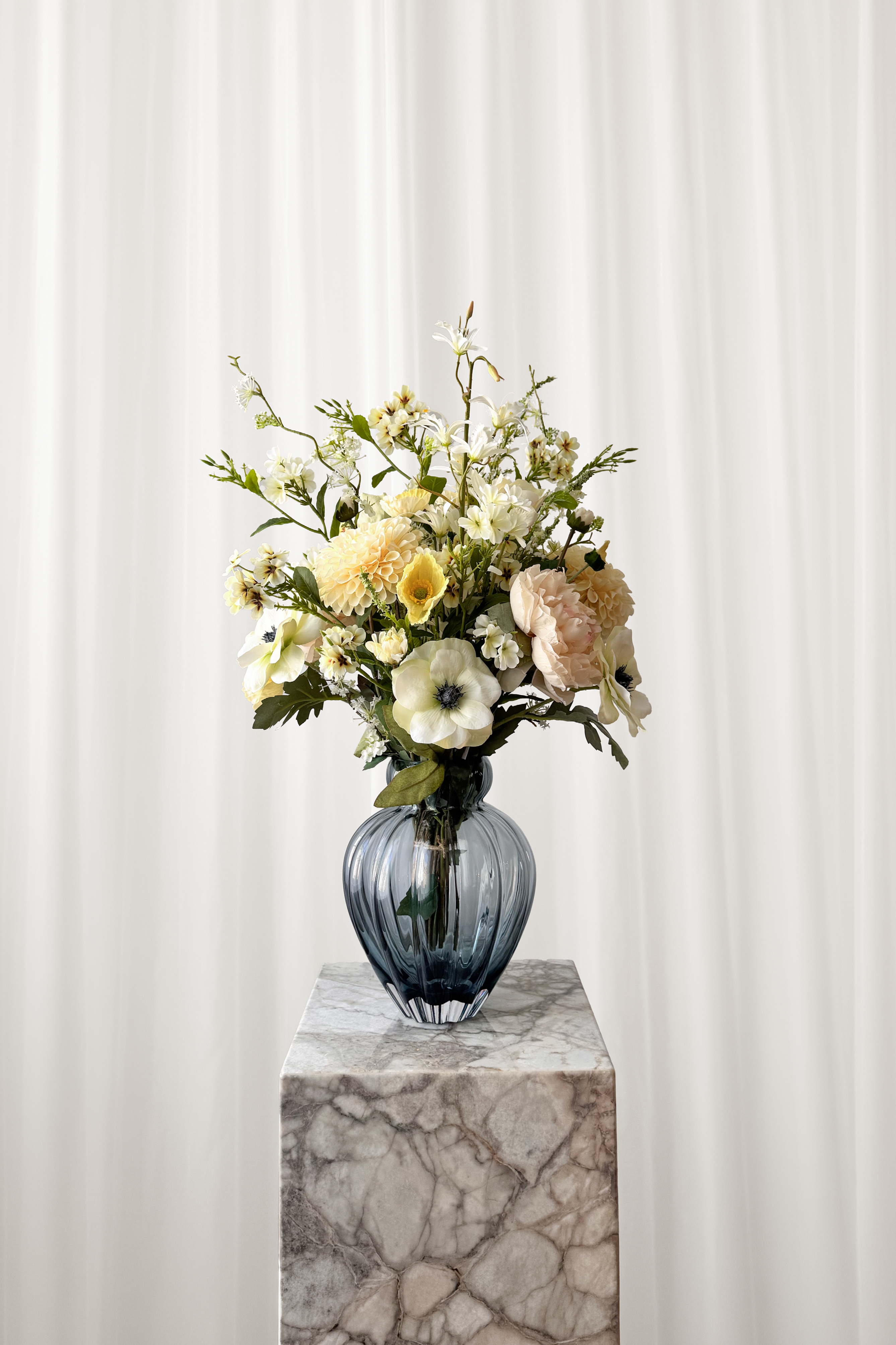 Lysegul sommerbuket i mellemstørrelse stylet i Penelope vase fra Specktrum.