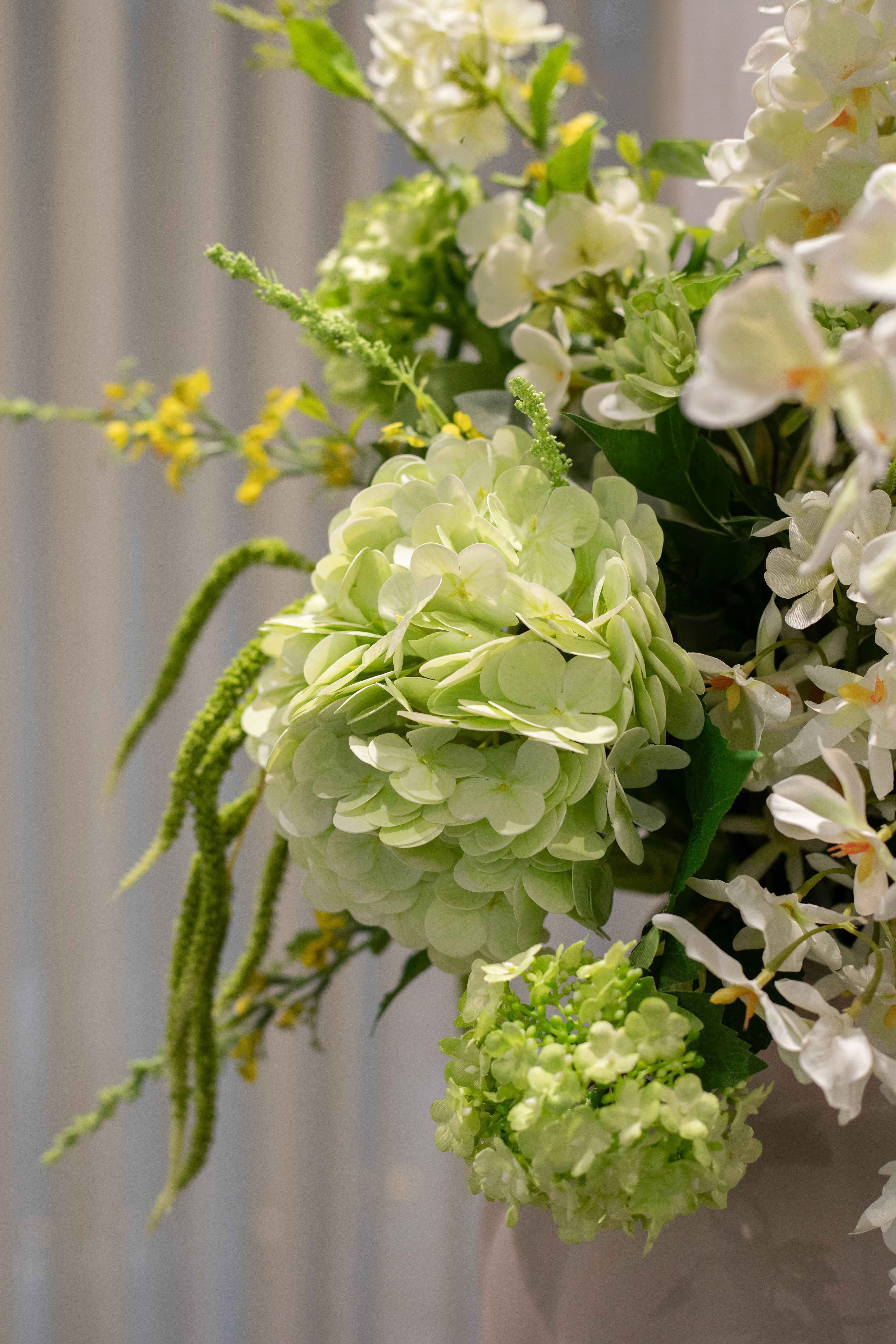 Nærbillede af buket 146, Sommer Have. Buketten har hvide, grønne og lysegule nuancer. 