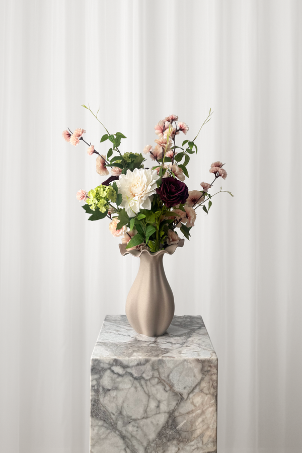Keramikvase stylet med en luftig sommerbuket i rosa, hvide, grønne og bordeaux farver. 