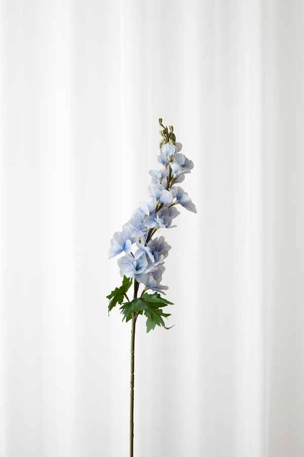 Kunstig consolida blomst i lyseblå med naturtro detaljegrad.