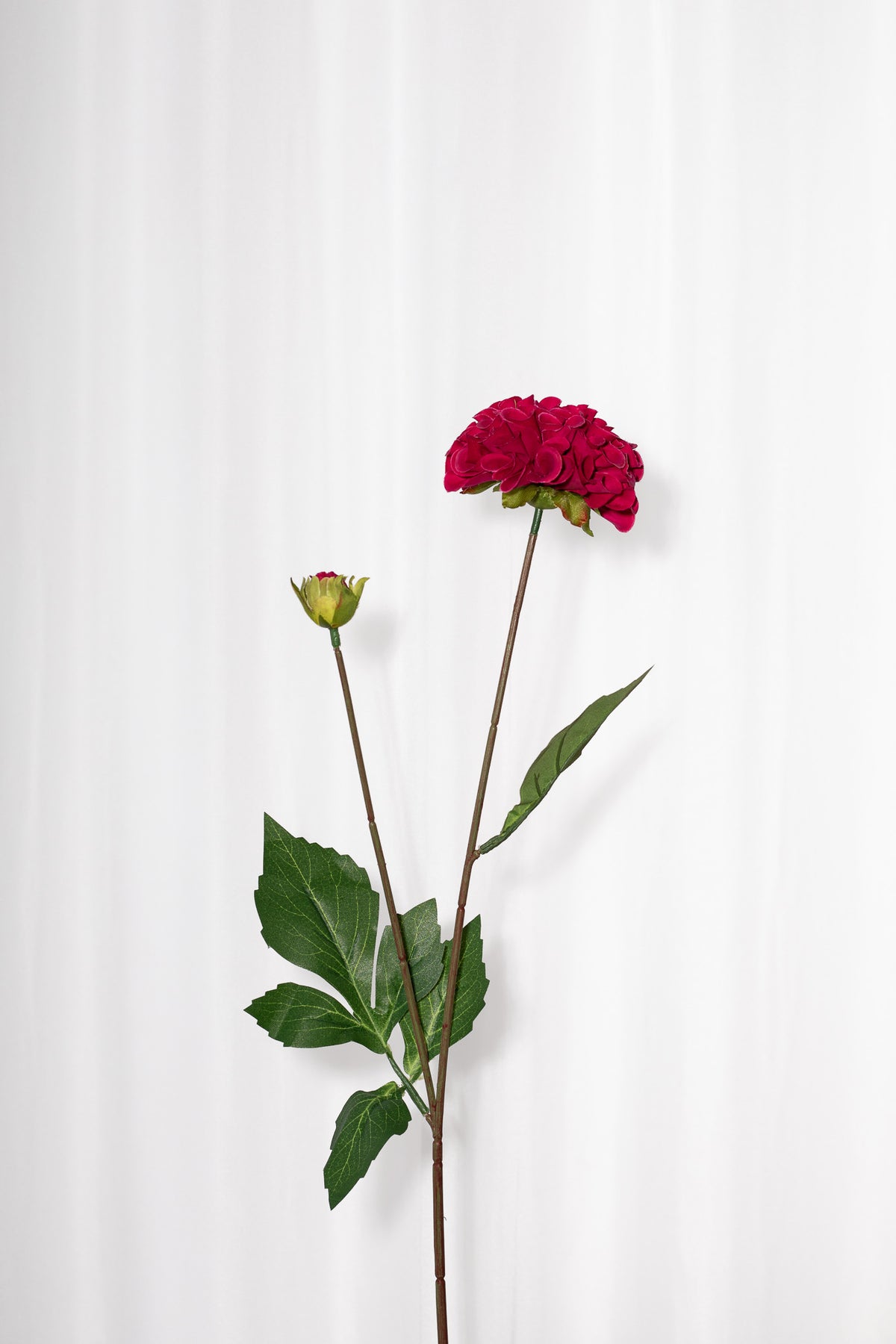 Naturtro dahlia med to blomsterhoveder i kraftig pink. Den kunstige blomsterstilk giver iv til enhver buket.