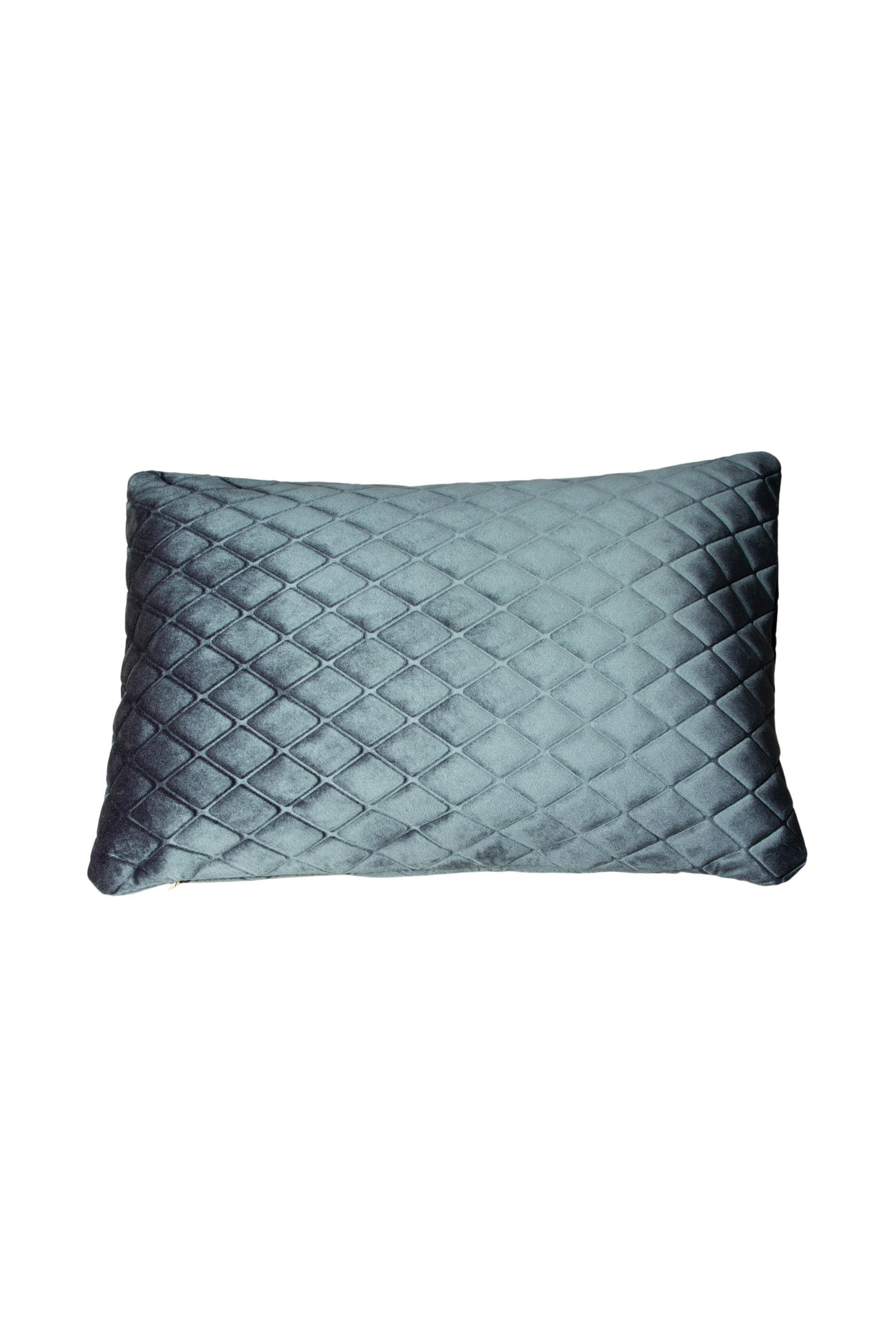 Rektangulær pyntepude i støvet blå velour med quiltet diamantmønster, vist mod en hvid baggrund.
