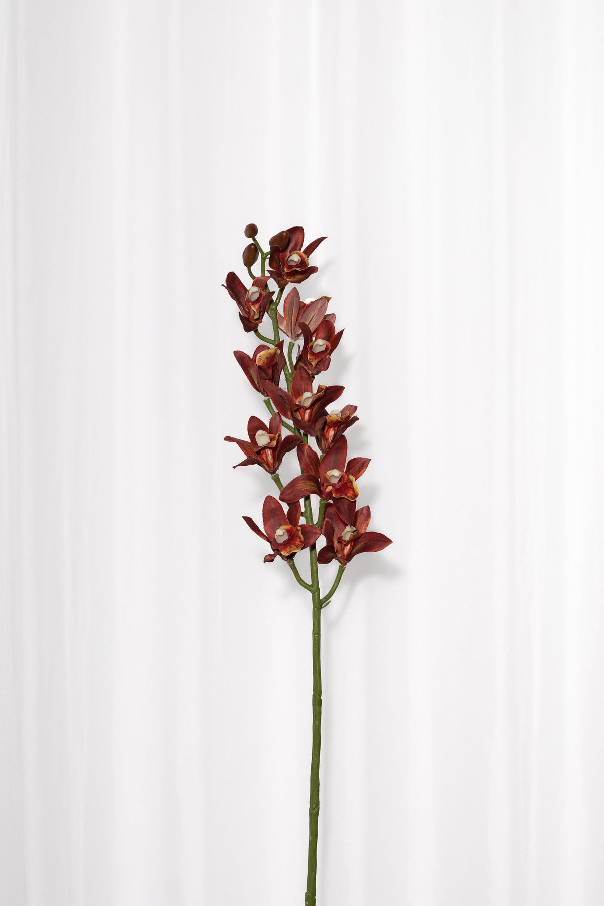 Naturtrom kunstig dendrobium blomst i brændt orange. Stilken har mange små blomster og gover god fylde til efterårets buketter.