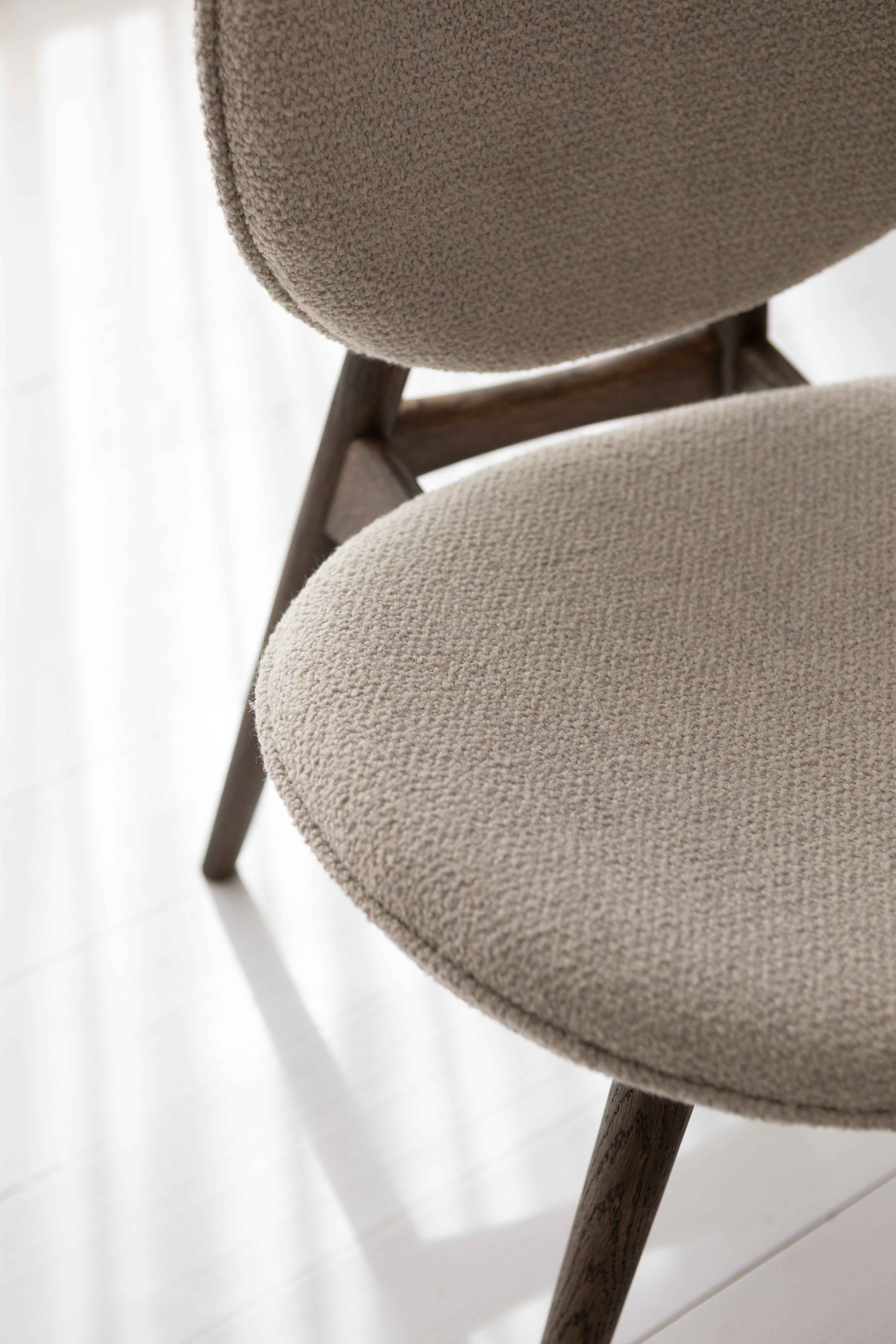 Nohr spisebordsstol - Mørkolieret Eg | Hvid Bouclé