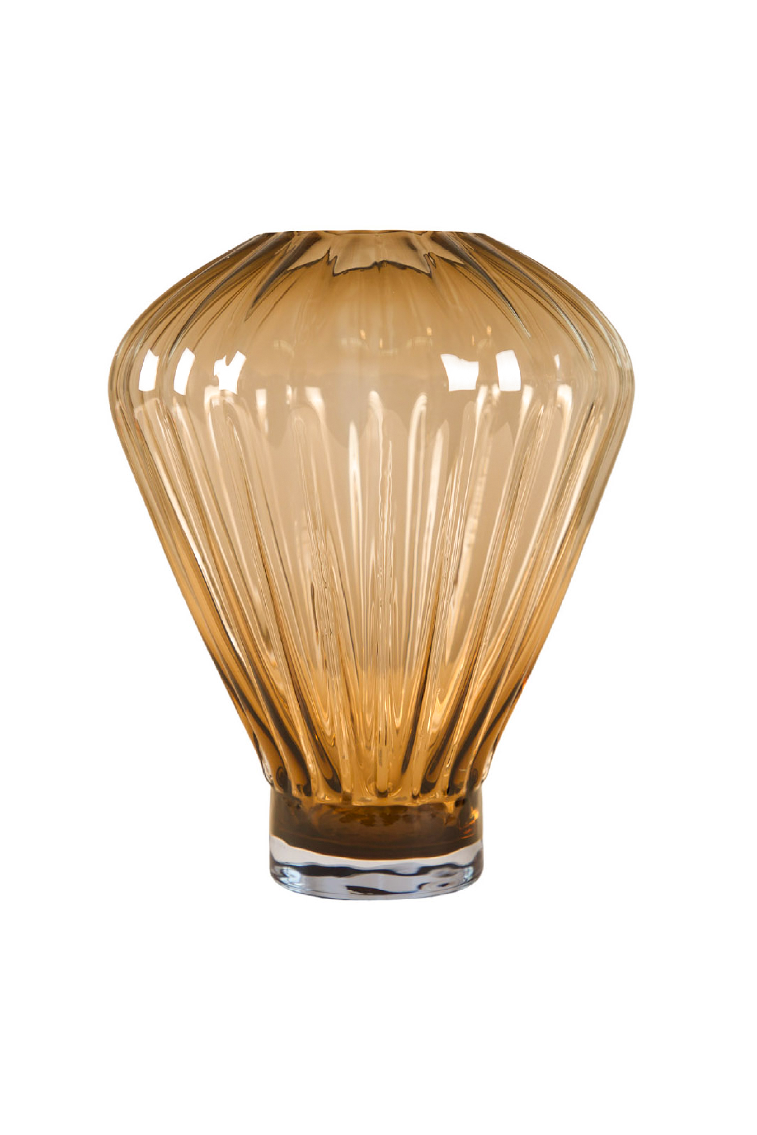 Amberfarvet glasvase med riflet struktur, vist på hvid baggrund. Vasen har en rund fod og en bred, elegant åbning,