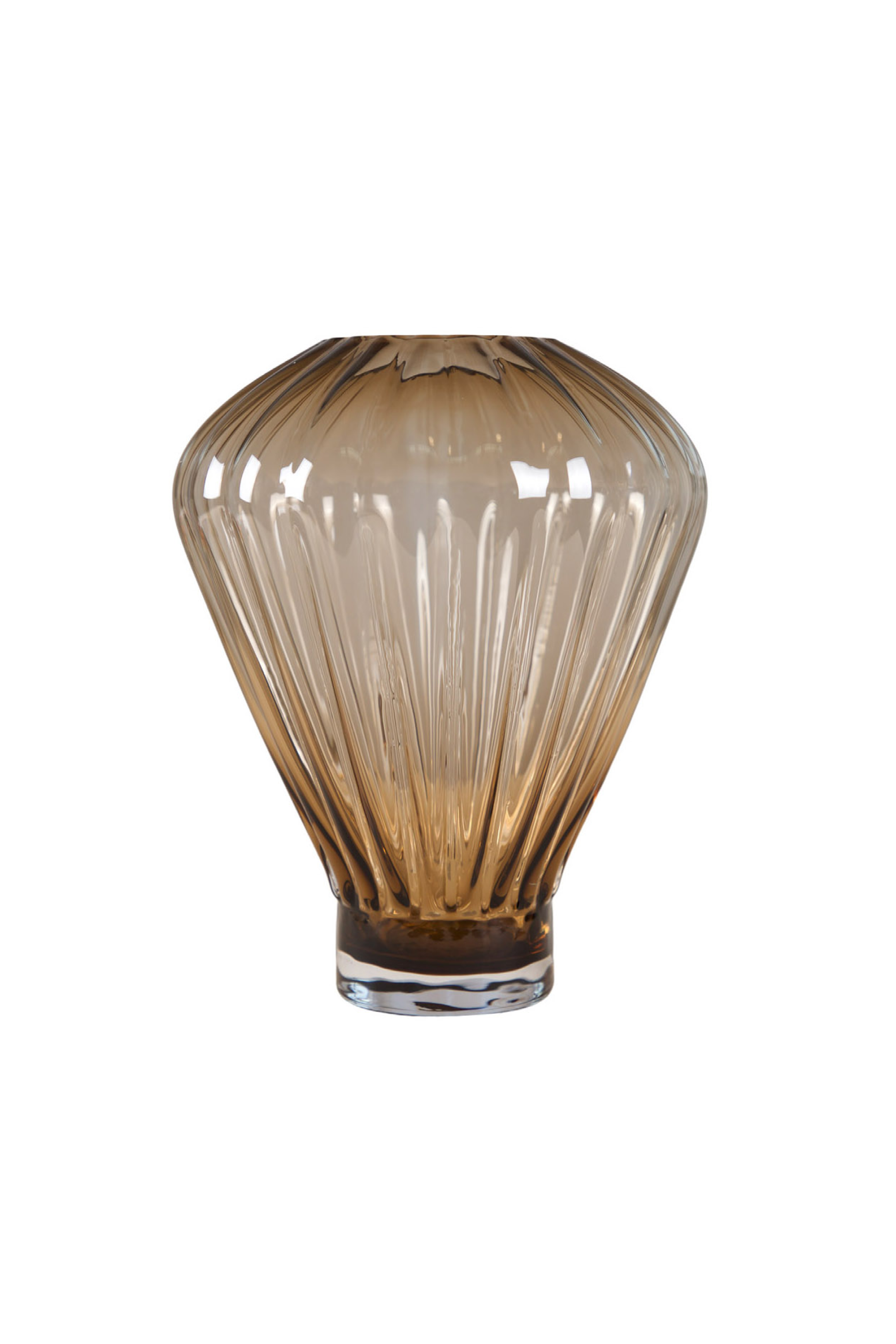Billedet viser en dekorativ vase i ravfarvet glas med riflet struktur og elegant form. Vasen har en bred åbning, der smalner ind mod en massiv fod i klar glas, hvilket giver et moderne og tidløst udtryk.