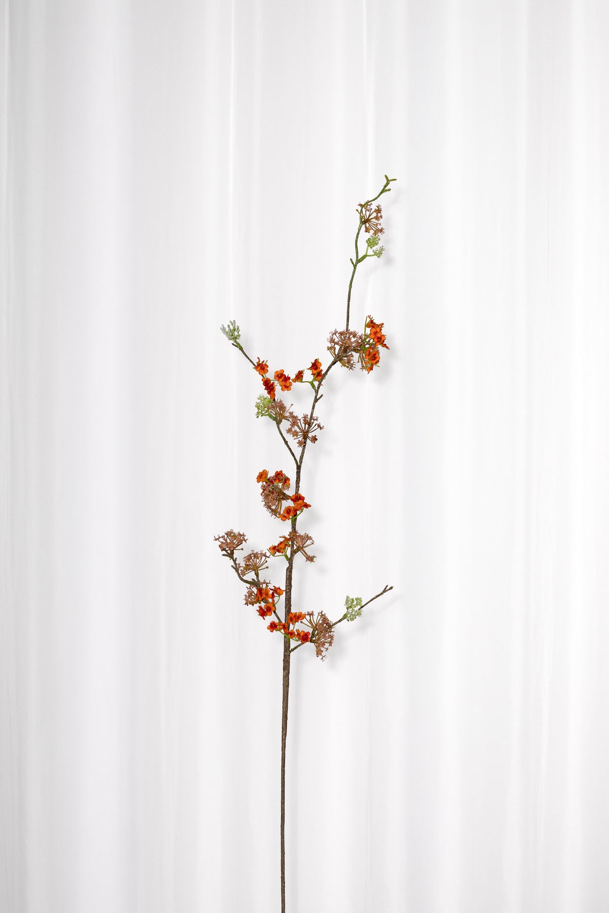 Kunstig Fontanesia Gren med små, orange blomster med naturtro detaljegrad.