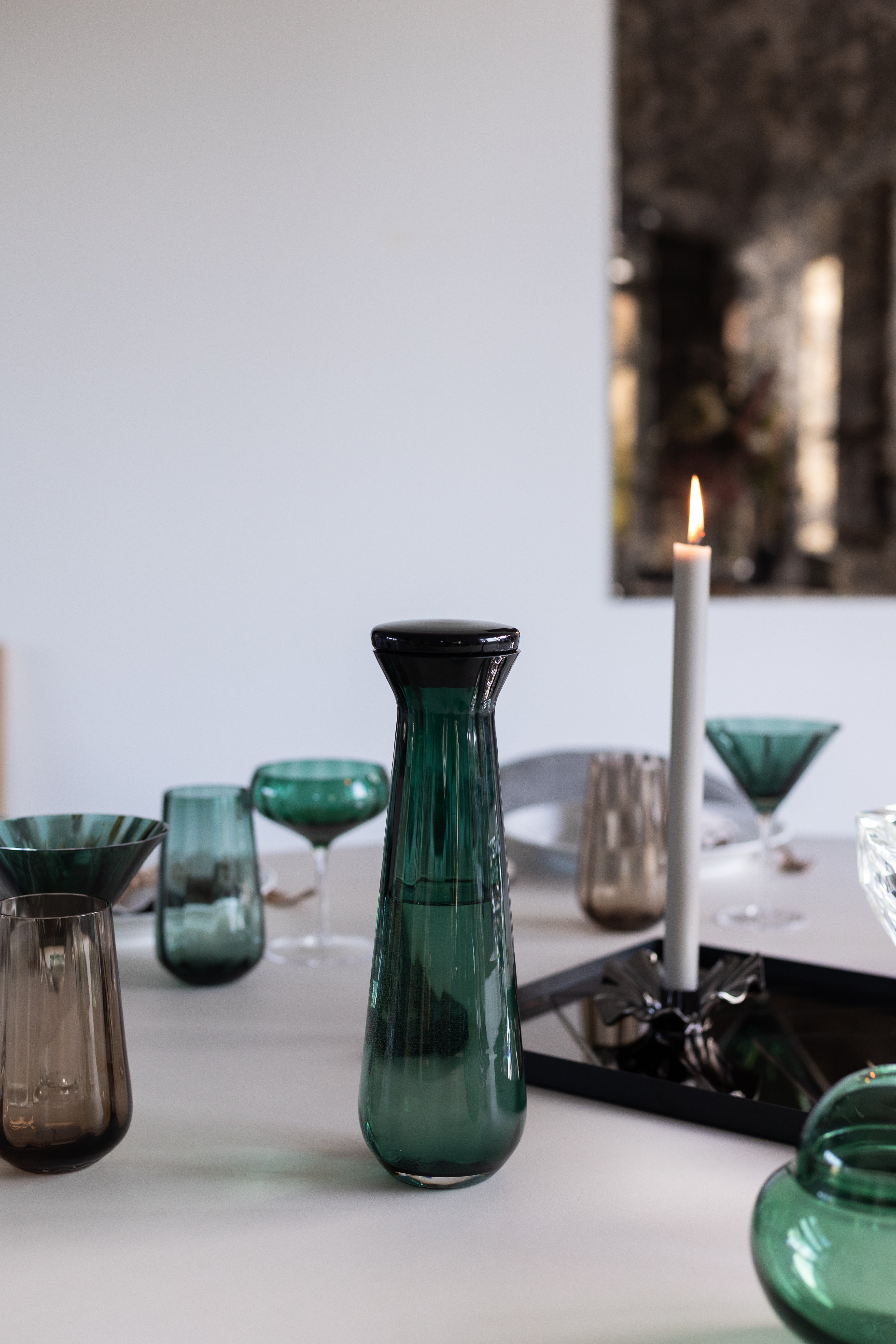 Grøn Meadow karaffel stylet på et middagsbord med glas fra Meadow-serien.