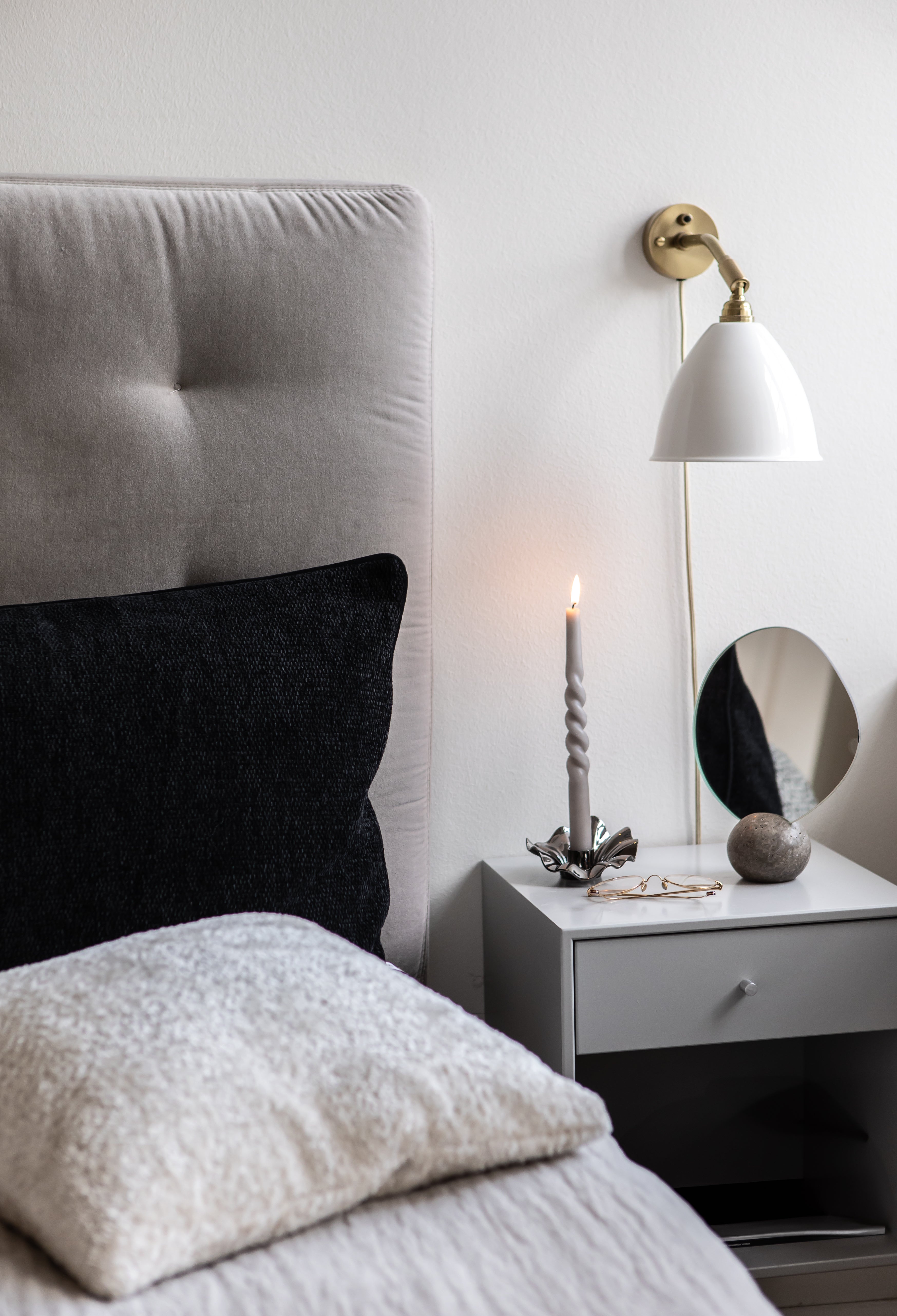 Grace puden I sort arrangeret I en seng i et soveværelse sammen med andre designs fra Specktrum.