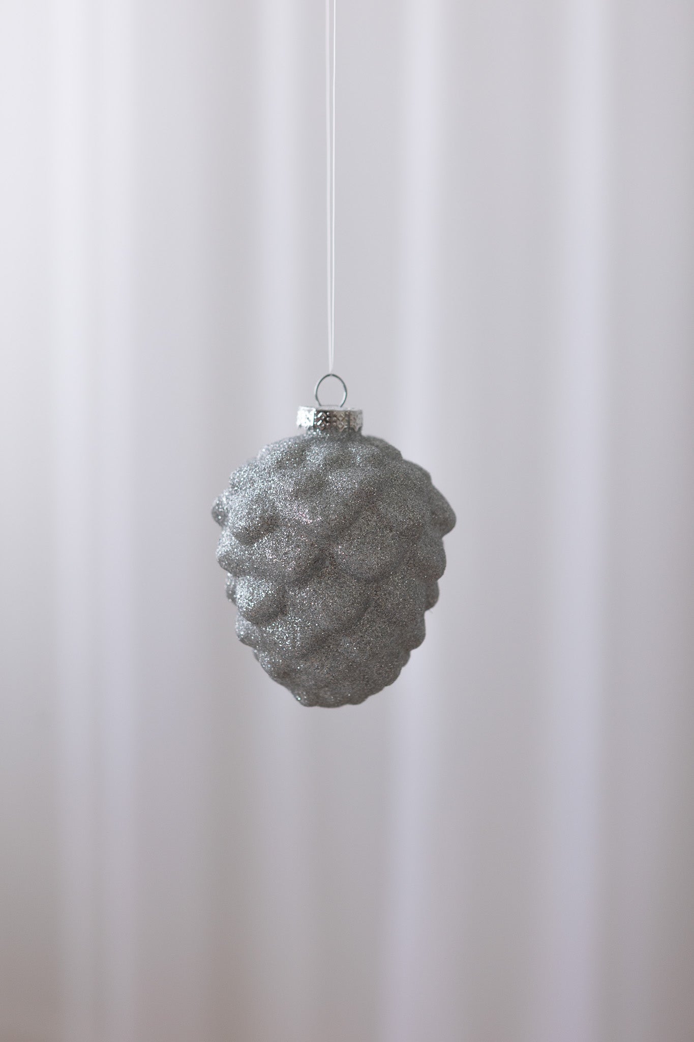 Kogleformet julekugle i sølv glitter