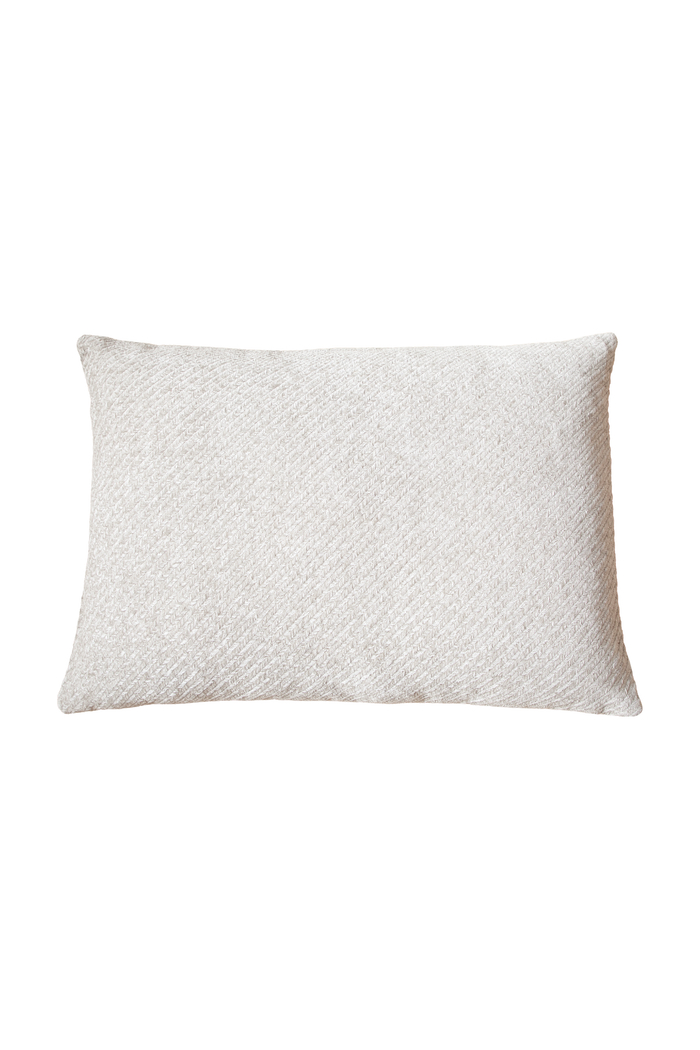 Aflang hvid pude med sildebensmønster. Puden er i målet 50*70 cm.