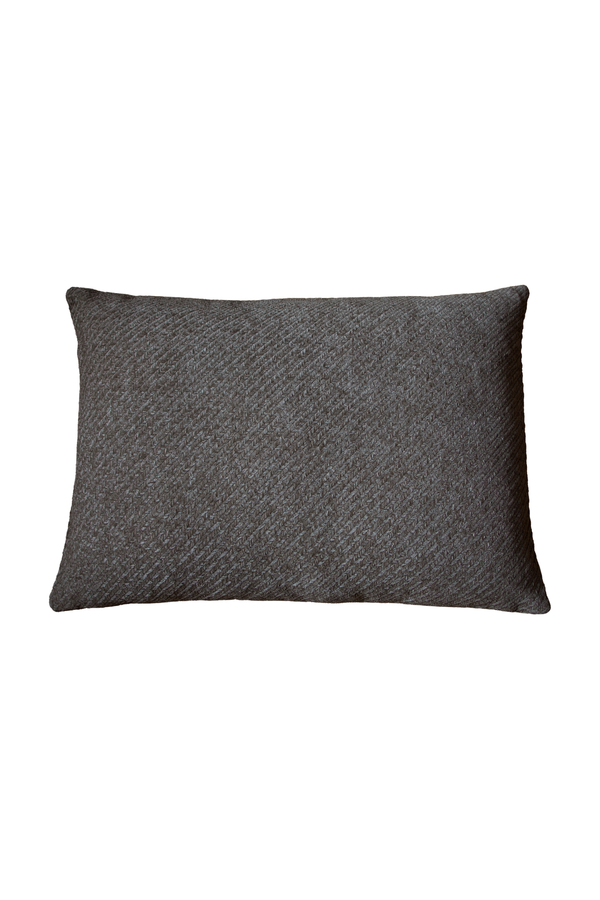 Aflang pude i mørkegrå og med et sildebensmønster. Puden er i målet 50*70 cm.
