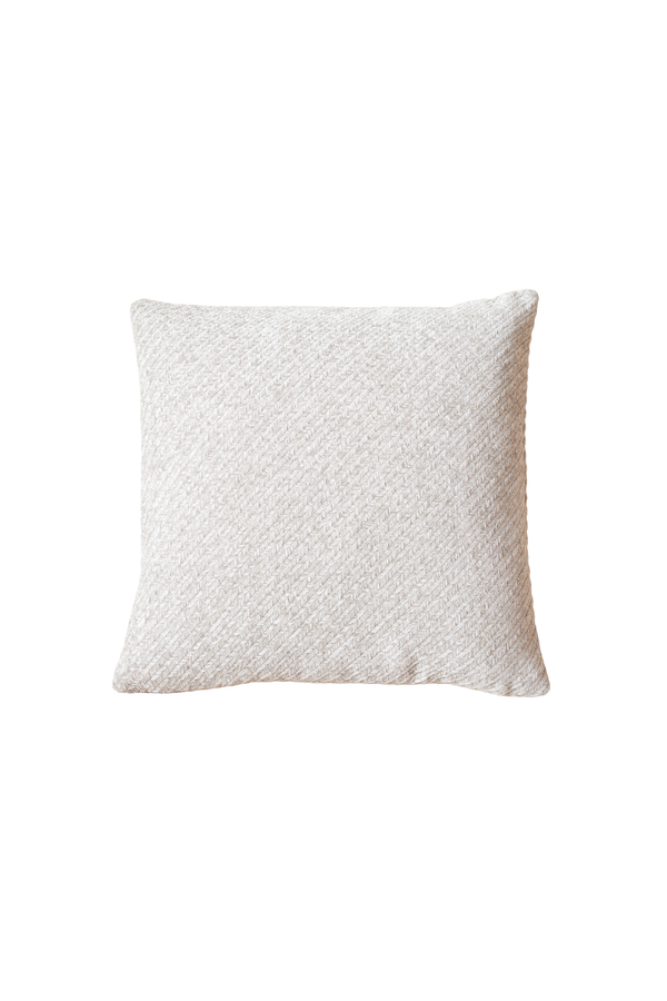 Kvadratisk pude i hvid med et flot sildebensmønster. Puden er i målene 45*45 cm.