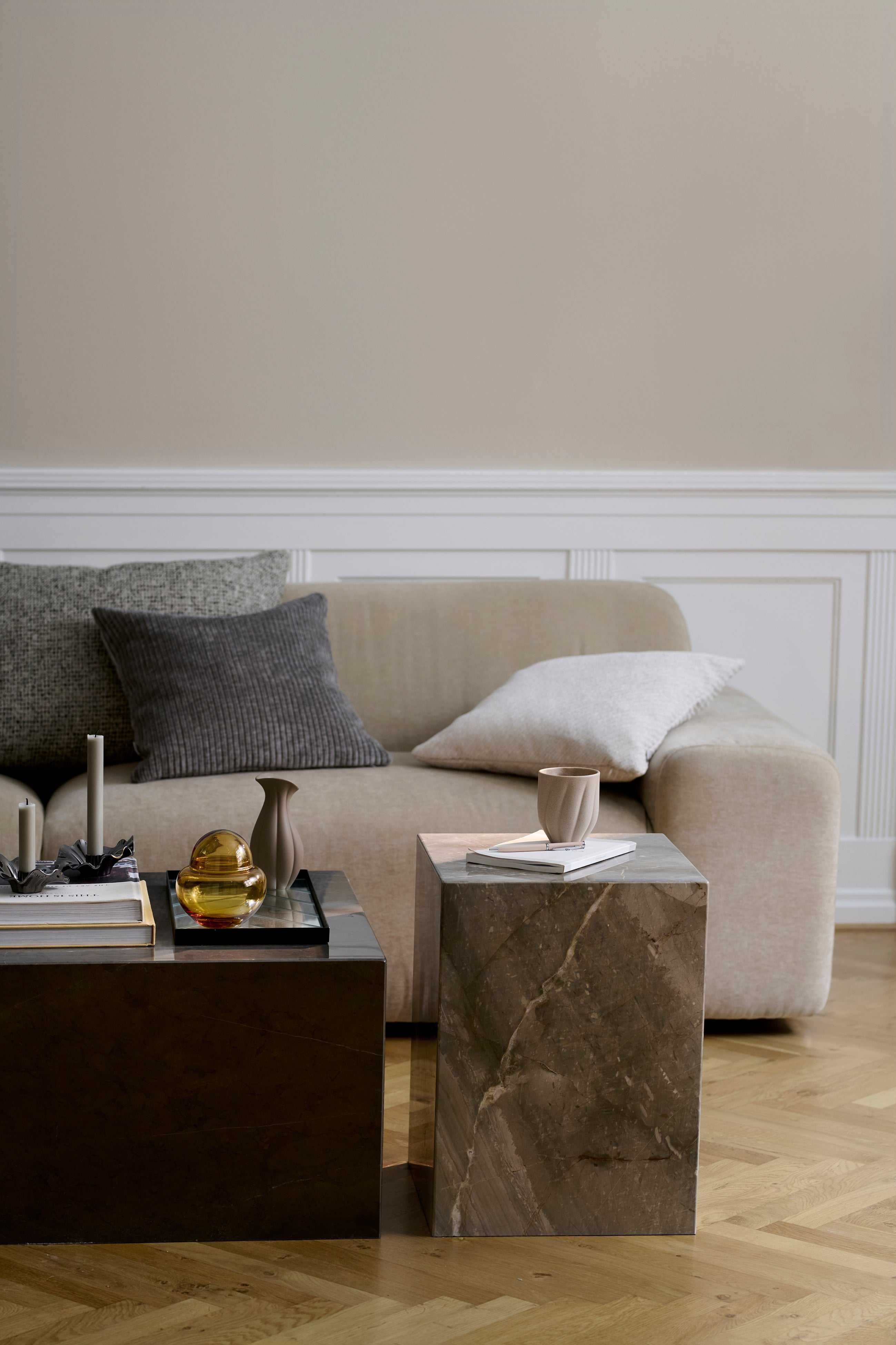 Marmor sidebord i farven horizon fra Specktrum, der anvendes som stuebord sammensat med Phantom sofabordet i lightning, hvilket giver en luksuriøs stemning til stuen.