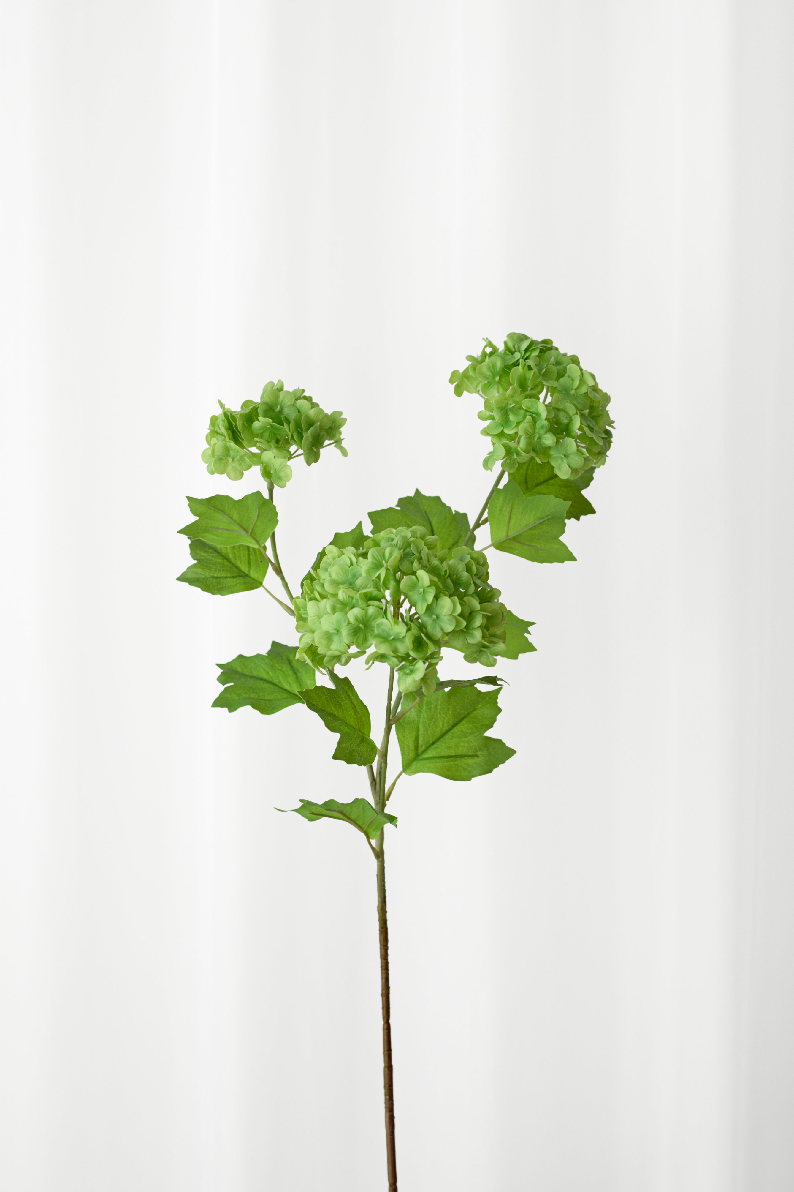 Naturtro, kunstig hortensia gren med 3 hoveder. Blomsten er grøn og med naturtro overflade.