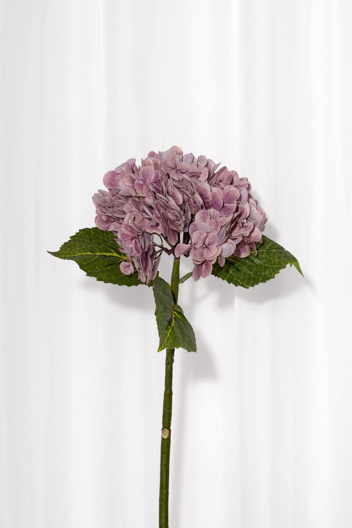Hortensia blomst i lyselilla. Blomsten er kunstig med naturtro udseende. 