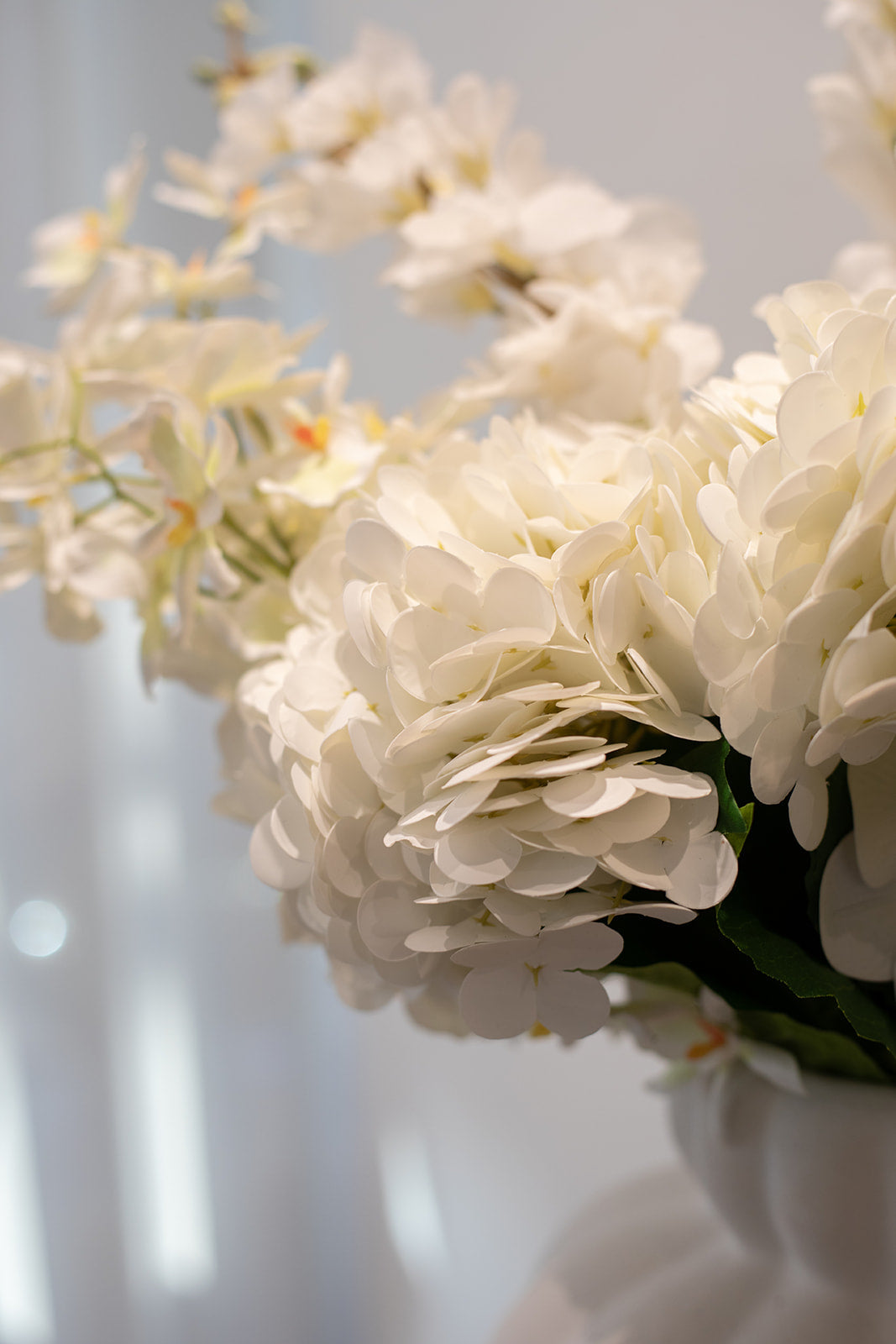 Nærbillede af hvid hortensia fra en større kunstig buket