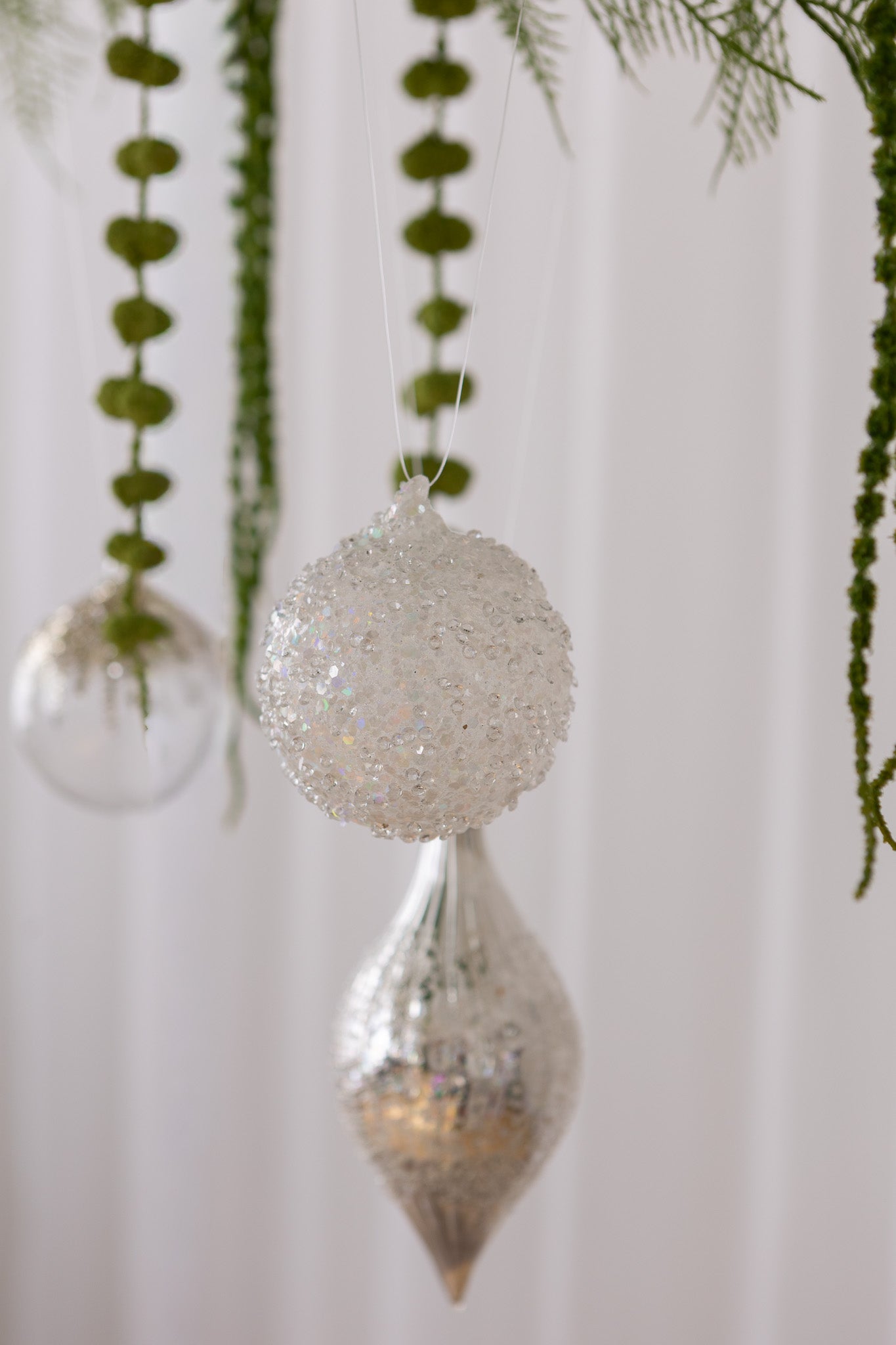 Nærbillede af Rund julekugle i klar fyldt med glimtende frostlignende krystaller 