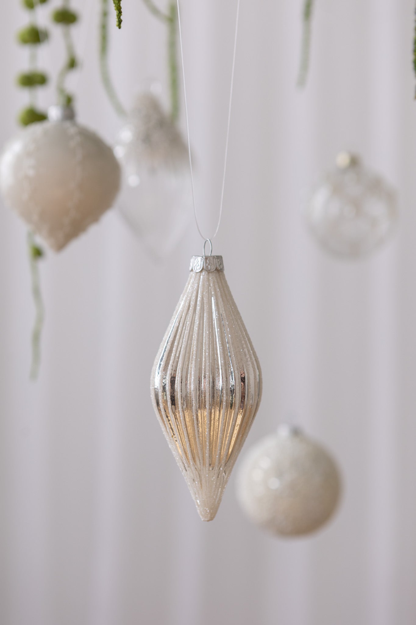 Nærbillede af Aflang glasjulekugler i sølv med hvid glimmer