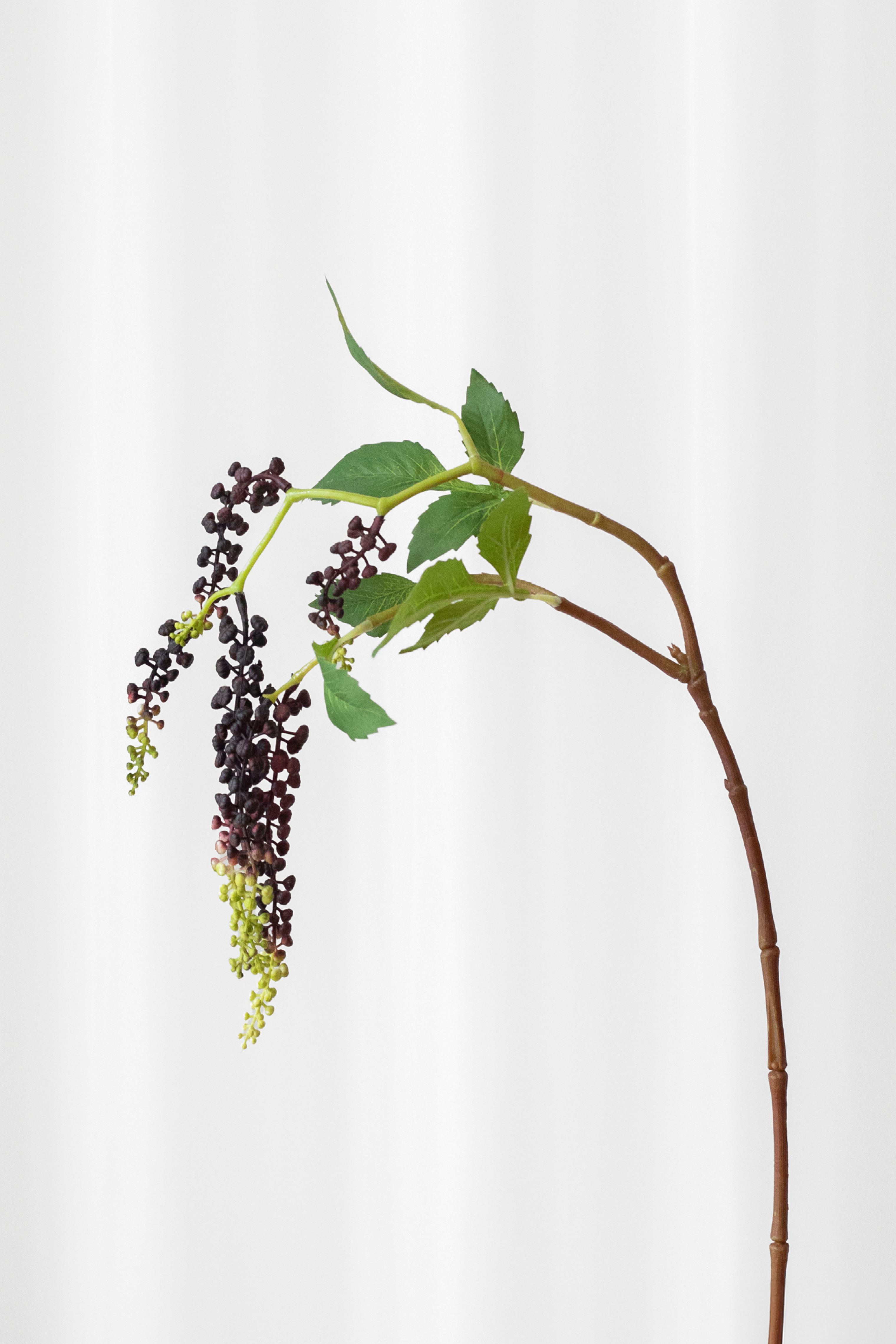 Kermesbærgren i lilla med naturtro detaljer. Kunstig blomst fra Specktrum.