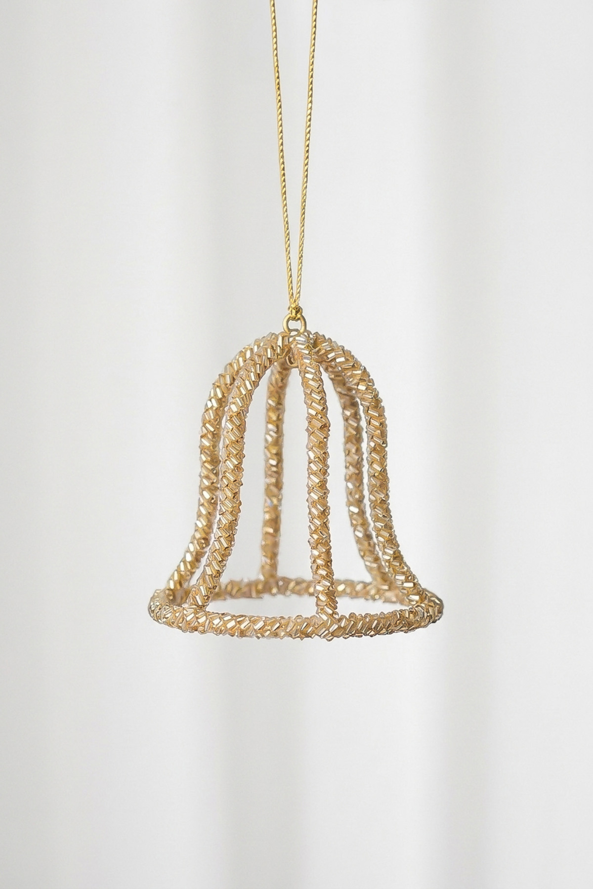 Juleklokke med guld glasperler. Den hængende klokke er fra Specktrum.